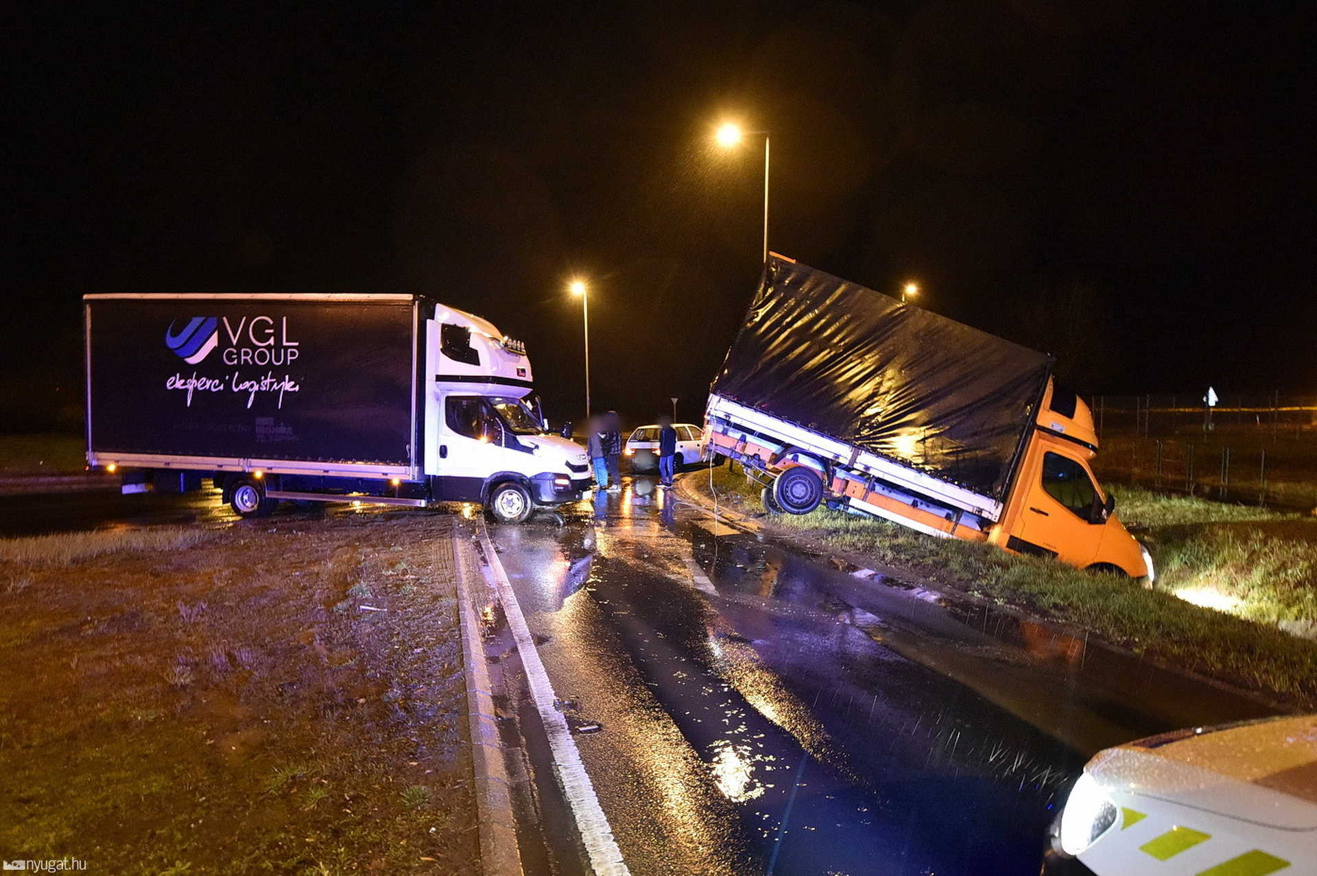 Elbóbiskolt a körforgalomban a sofőr – árokba gurult egy Renault teherautó Szombathely határában