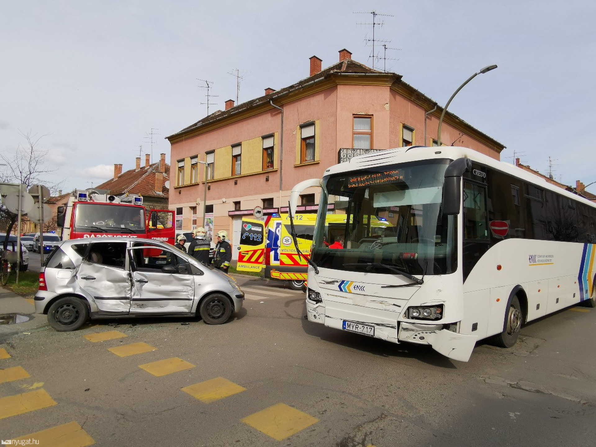 Nem adott elsőbbséget a busznak a Mercedes Szombathelyen