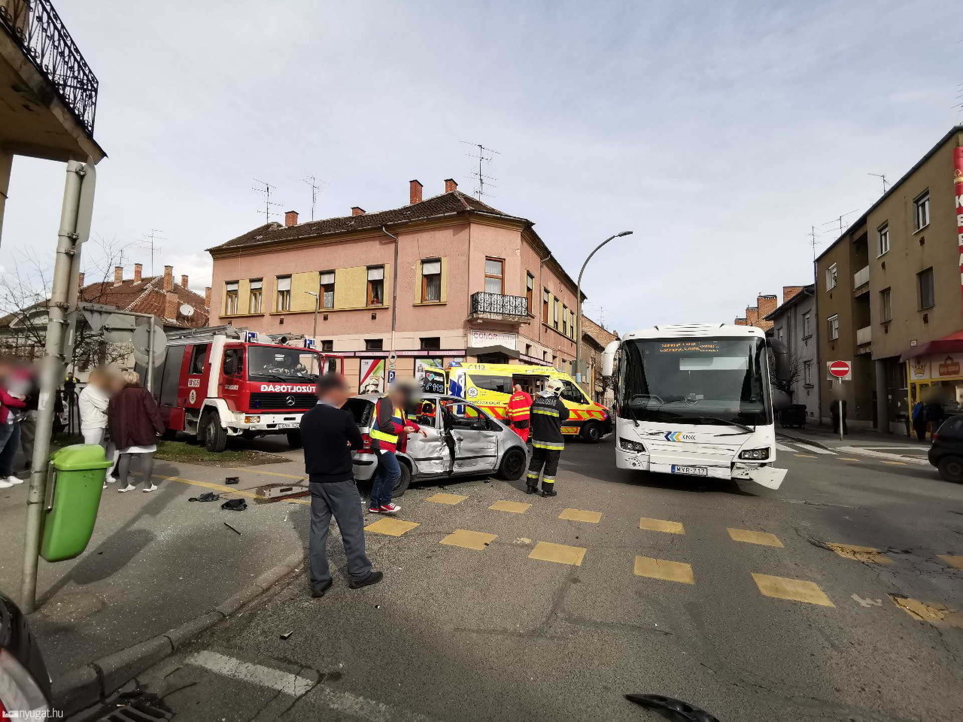 Nem adott elsőbbséget a busznak a Mercedes Szombathelyen