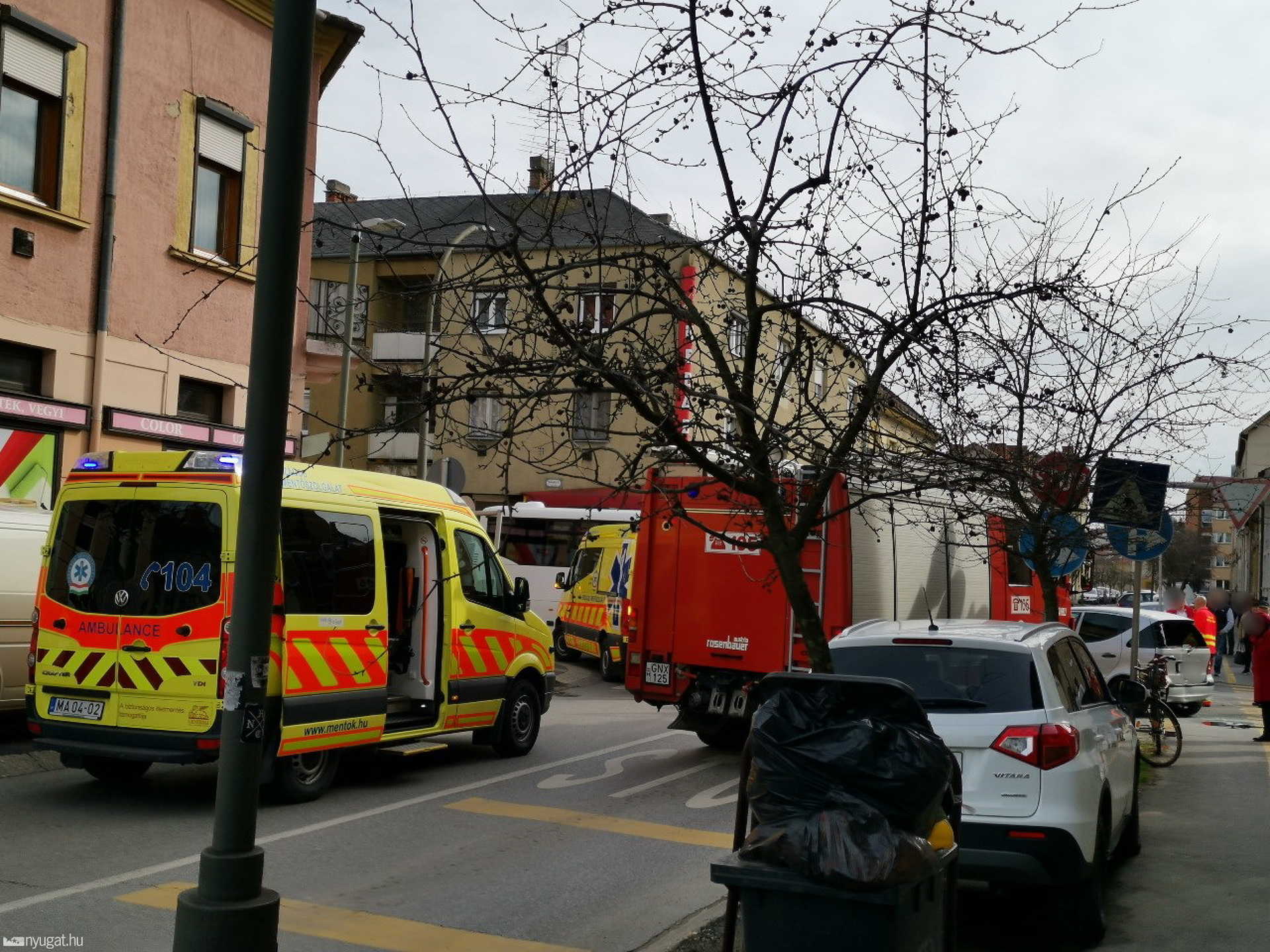 Nem adott elsőbbséget a busznak a Mercedes Szombathelyen