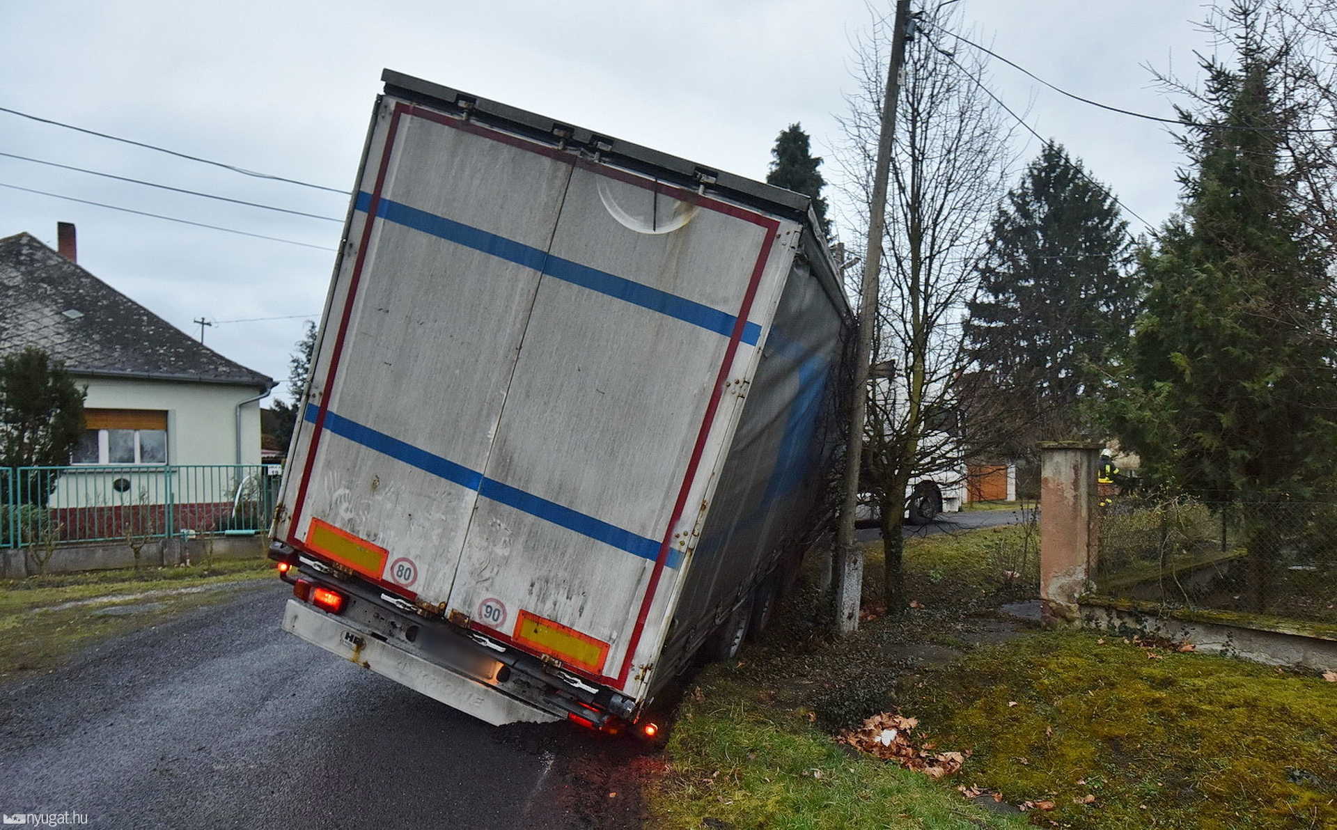 Kétgyermekes édesanya halt meg a hajnali balesetben Táplánszentkeresztnél