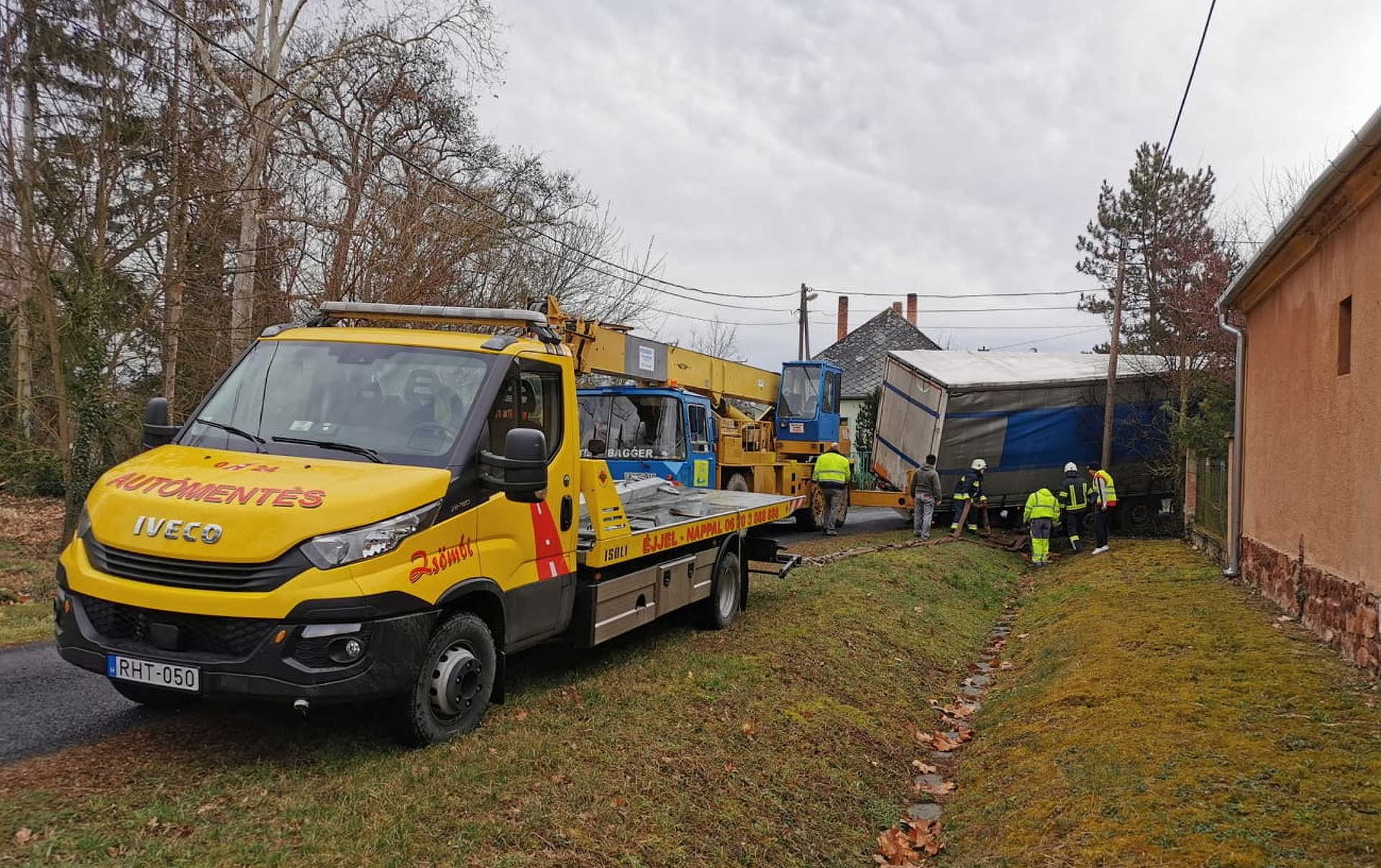Daruval szabadították ki a Táplánszentkereszt szűk utcáján elakadt kamiont 