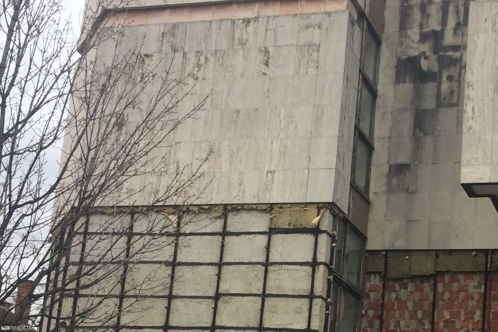 Azbeszt a Képtár burkolata alatt