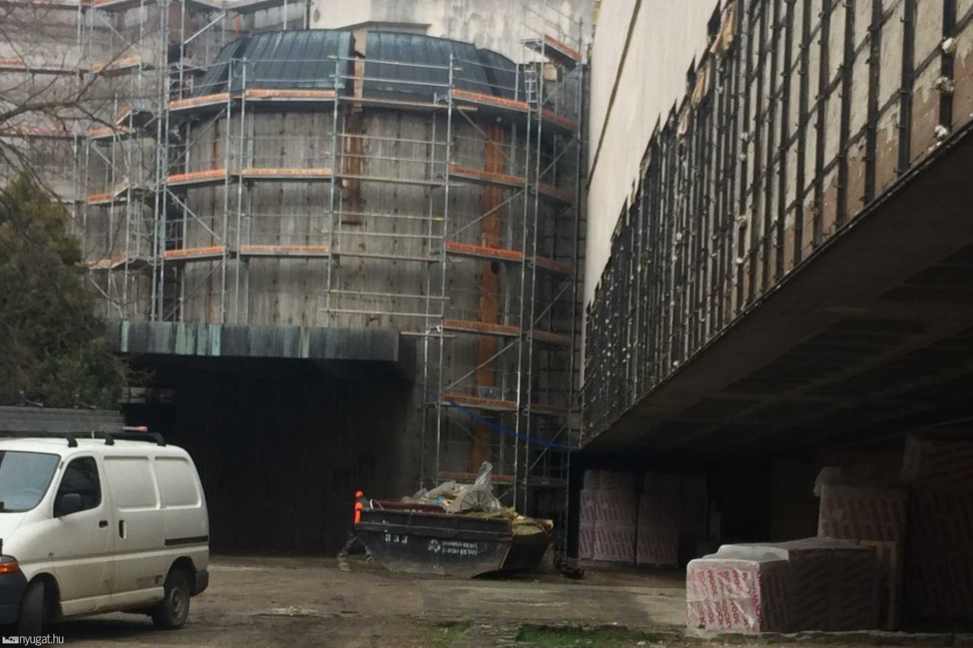 Azbeszt a Képtárburkolata alatt