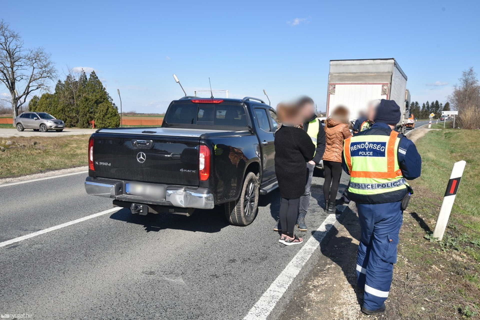 Hat jármű ütközött a 84-es főúton, a leégett étteremnél