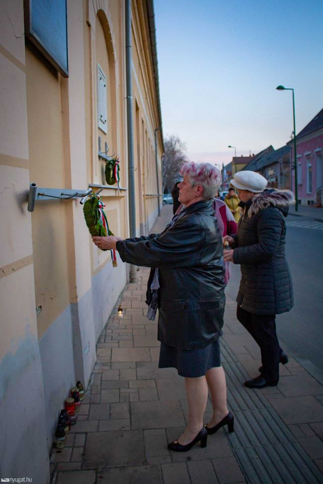 A háttérben lévő koszorú van rossz helyen.