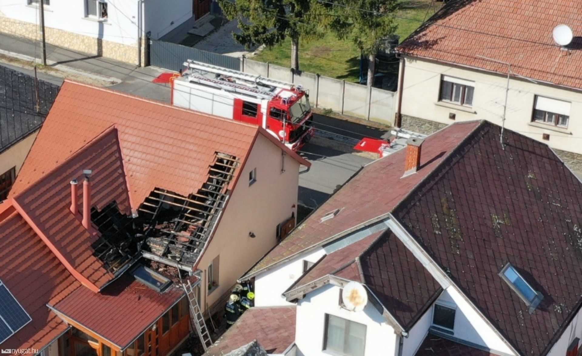 Időben észrevették a tüzet, lakóépület teteje égett Vépen 