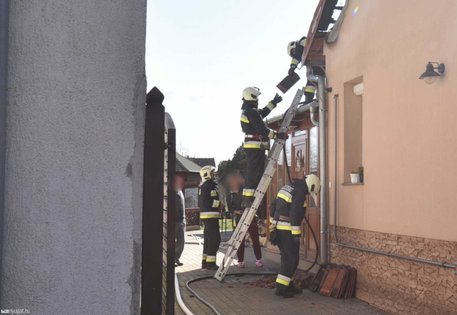 Időben észrevették a tüzet, lakóépület teteje égett Vépen 