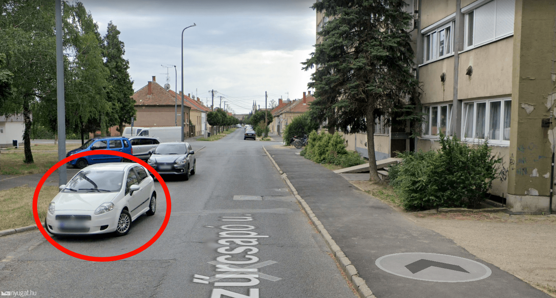 A jelölt helyen parkolt a kék Ford