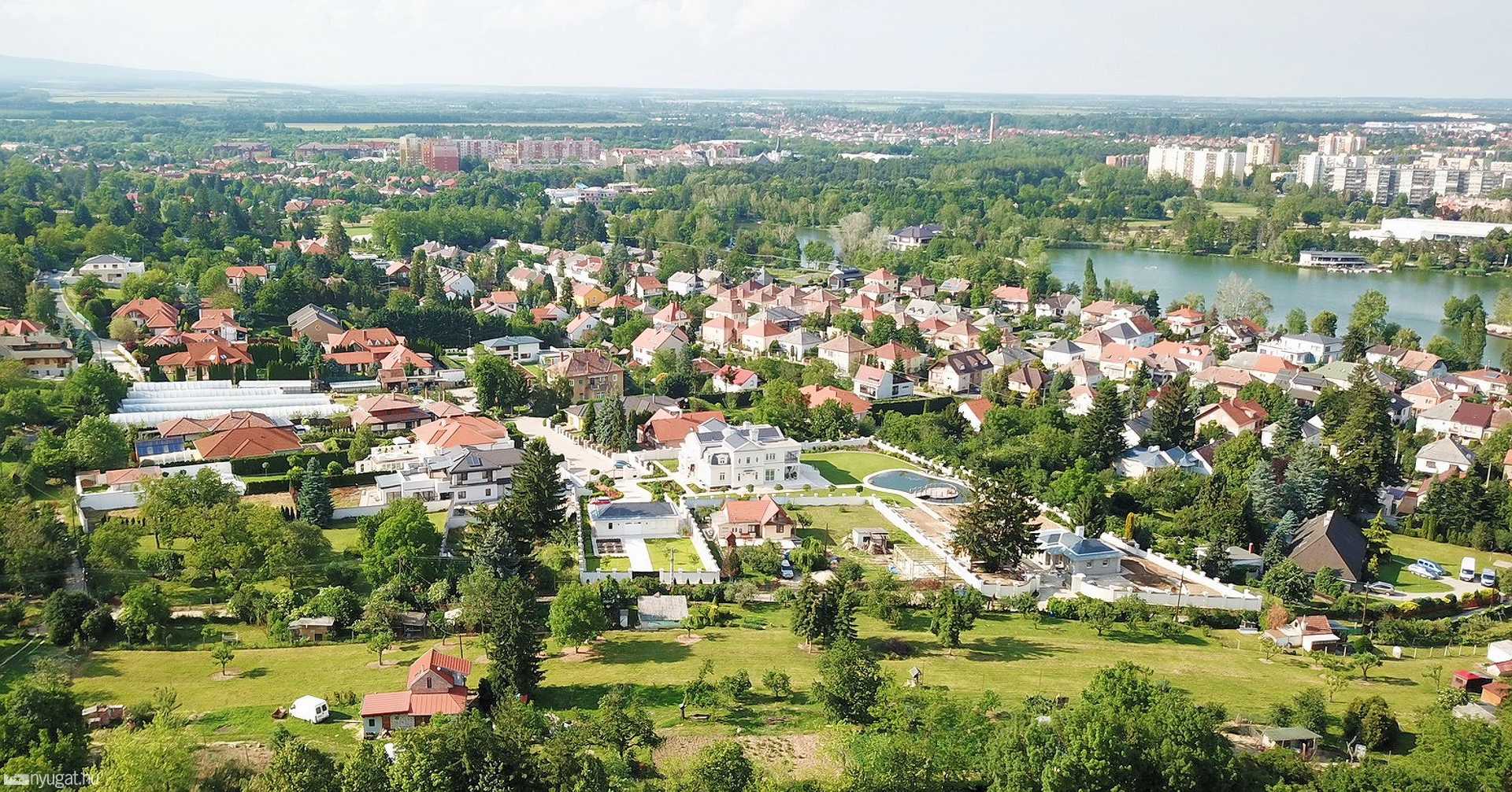 Csónakázótó környéke