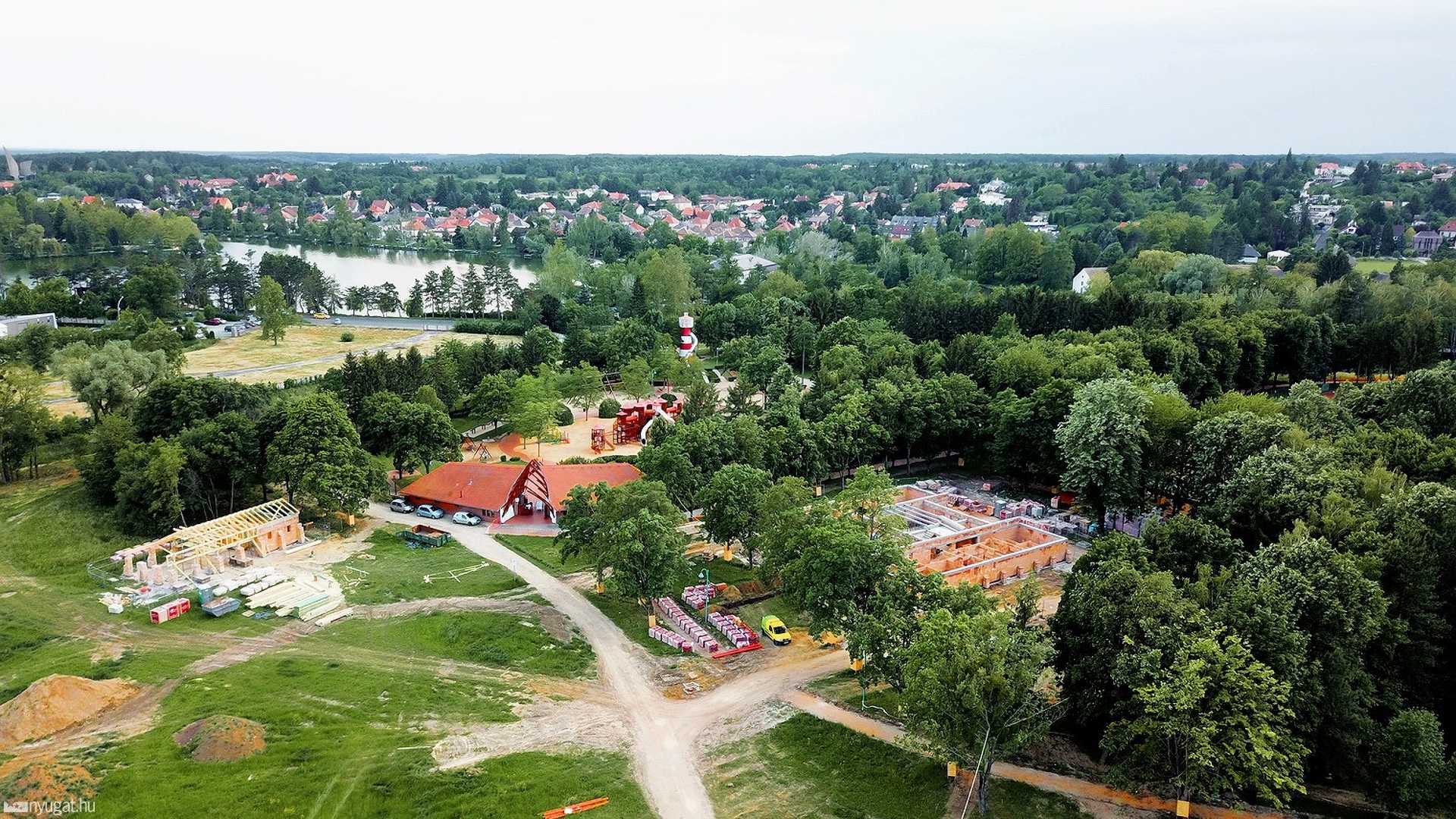 A Kalandváros mellett