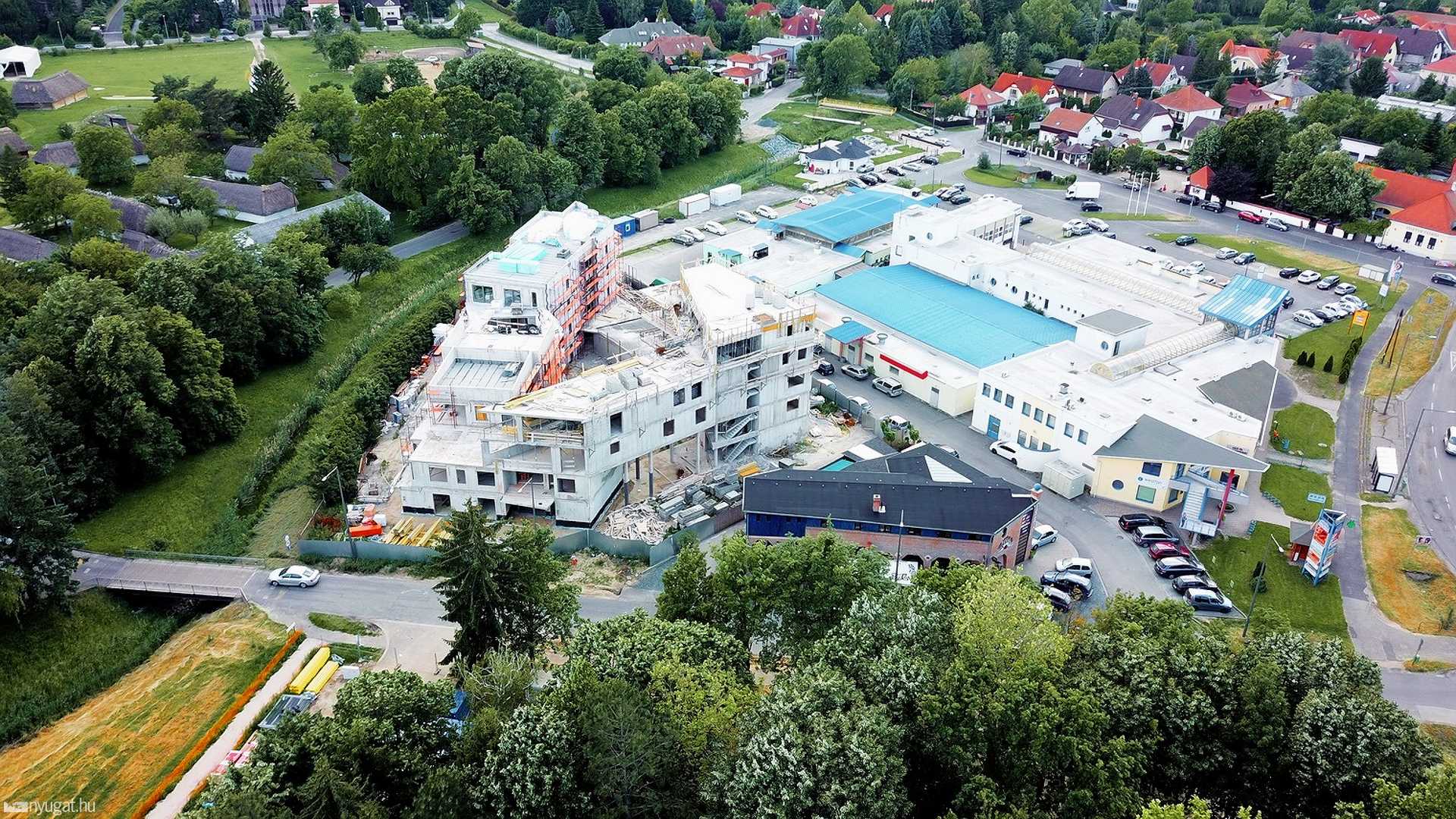 Az Árkádia üzletközpont mellett, a volt Novák-piac területe