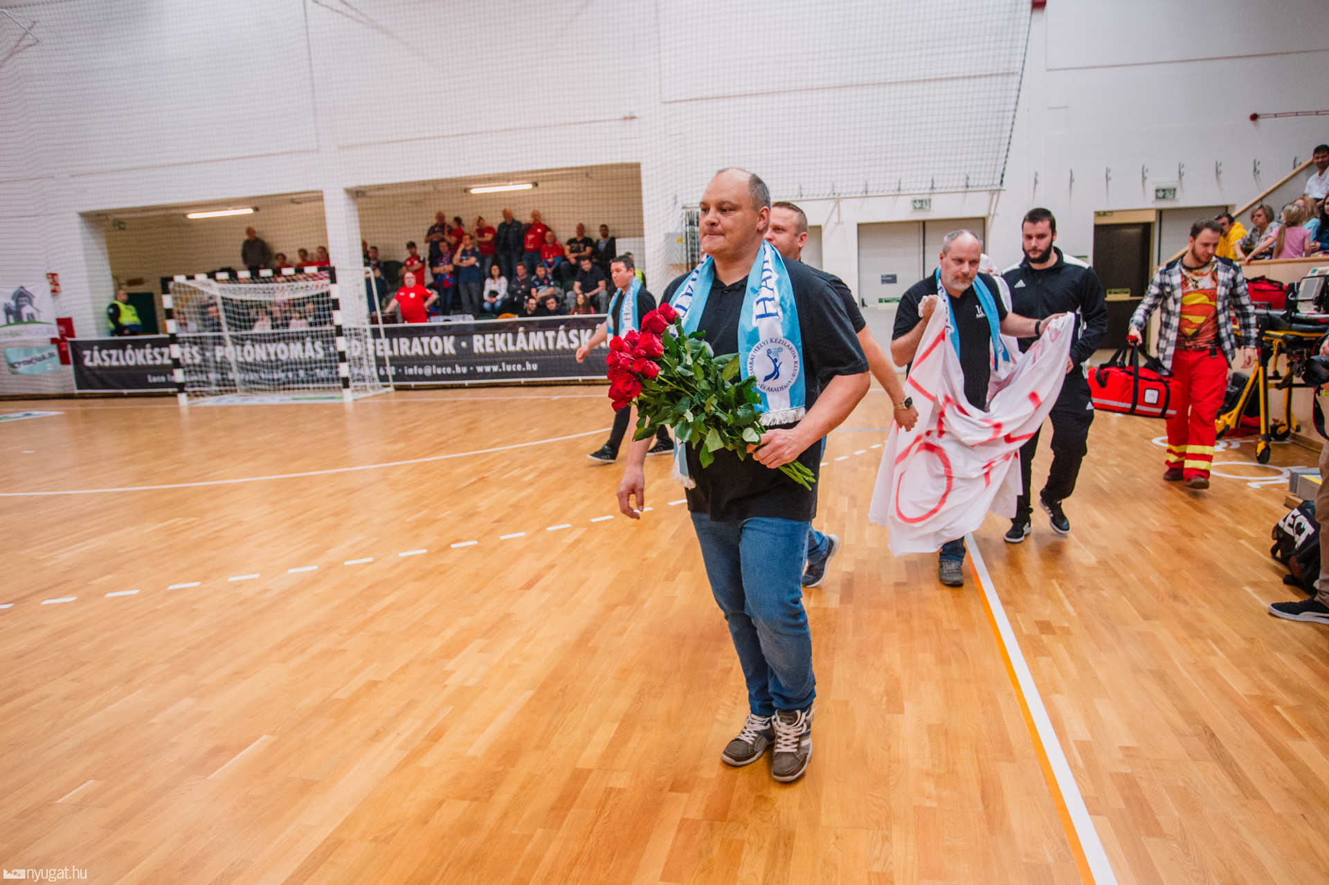 A szurkolók virággal köszöntötték a lányokat