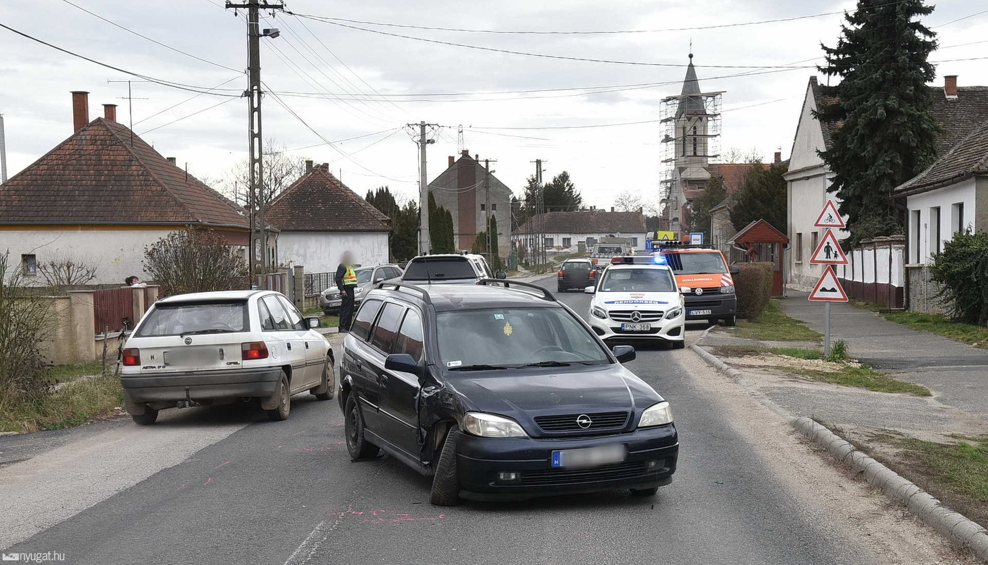 Ford áruszállítónak ütközött egy kanyarodó Opel Szelestén