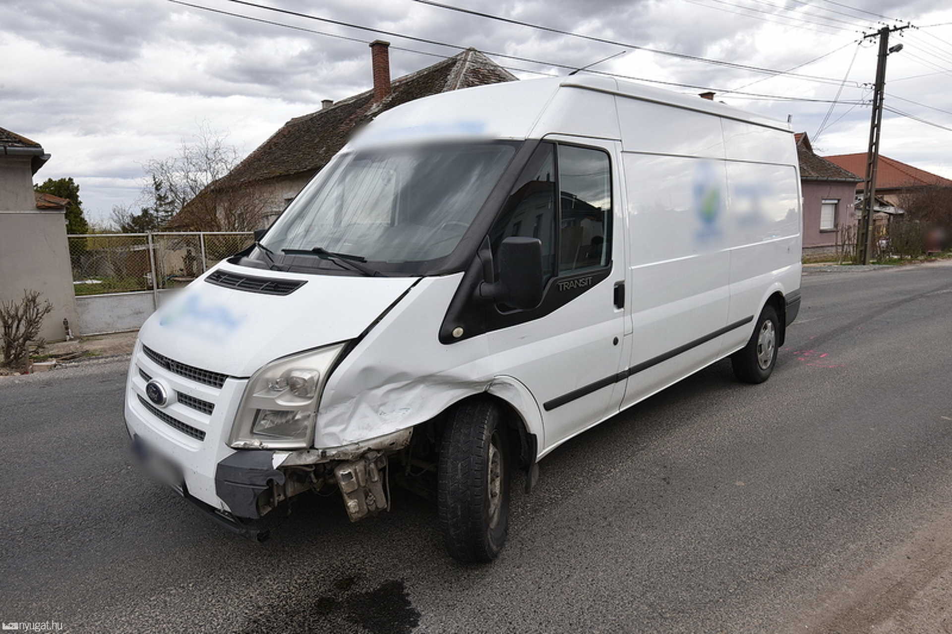 Ford áruszállítónak ütközött egy kanyarodó Opel Szelestén