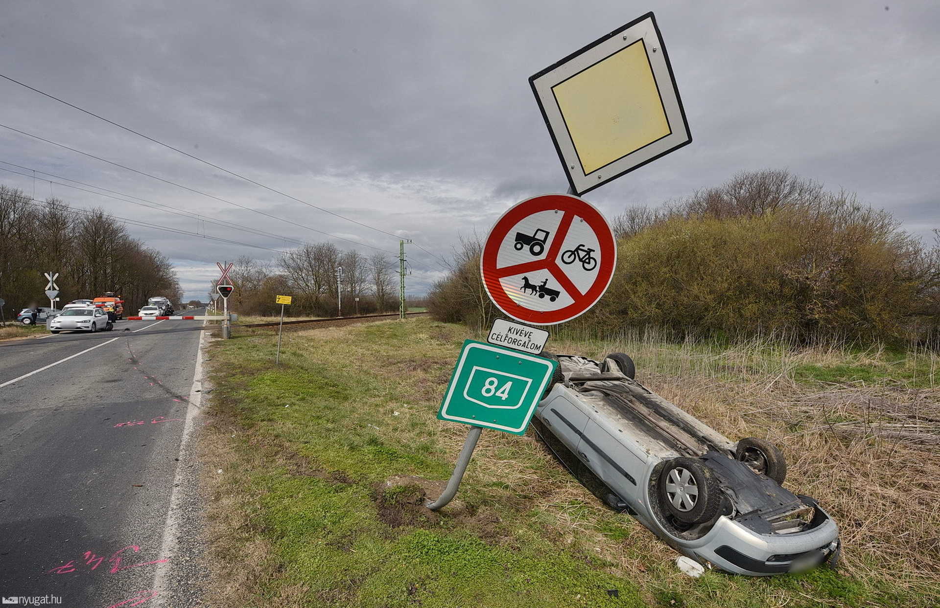 Sorompórúd alatt maradt a VW roncsa, árokba borult a rendőrök előtt ütköző Renault a 84-esen