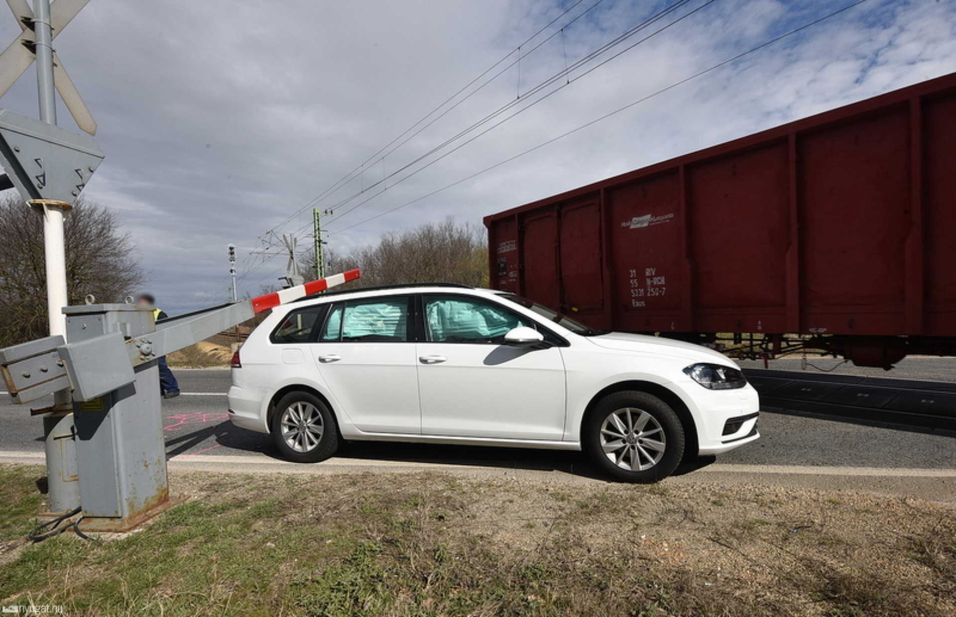 Sorompórúd alatt maradt a VW roncsa, árokba borult a rendőrök előtt ütköző Renault a 84-esen