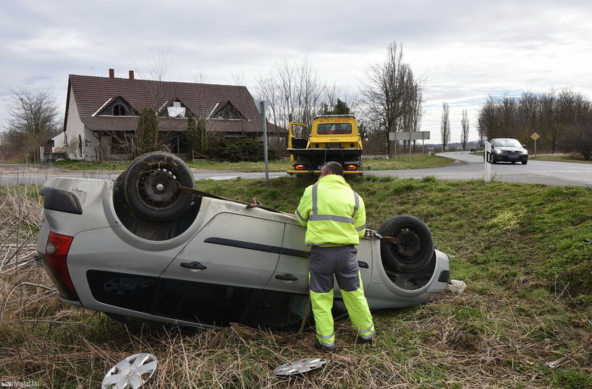 Sorompórúd alatt maradt a VW roncsa, árokba borult a rendőrök előtt ütköző Renault a 84-esen