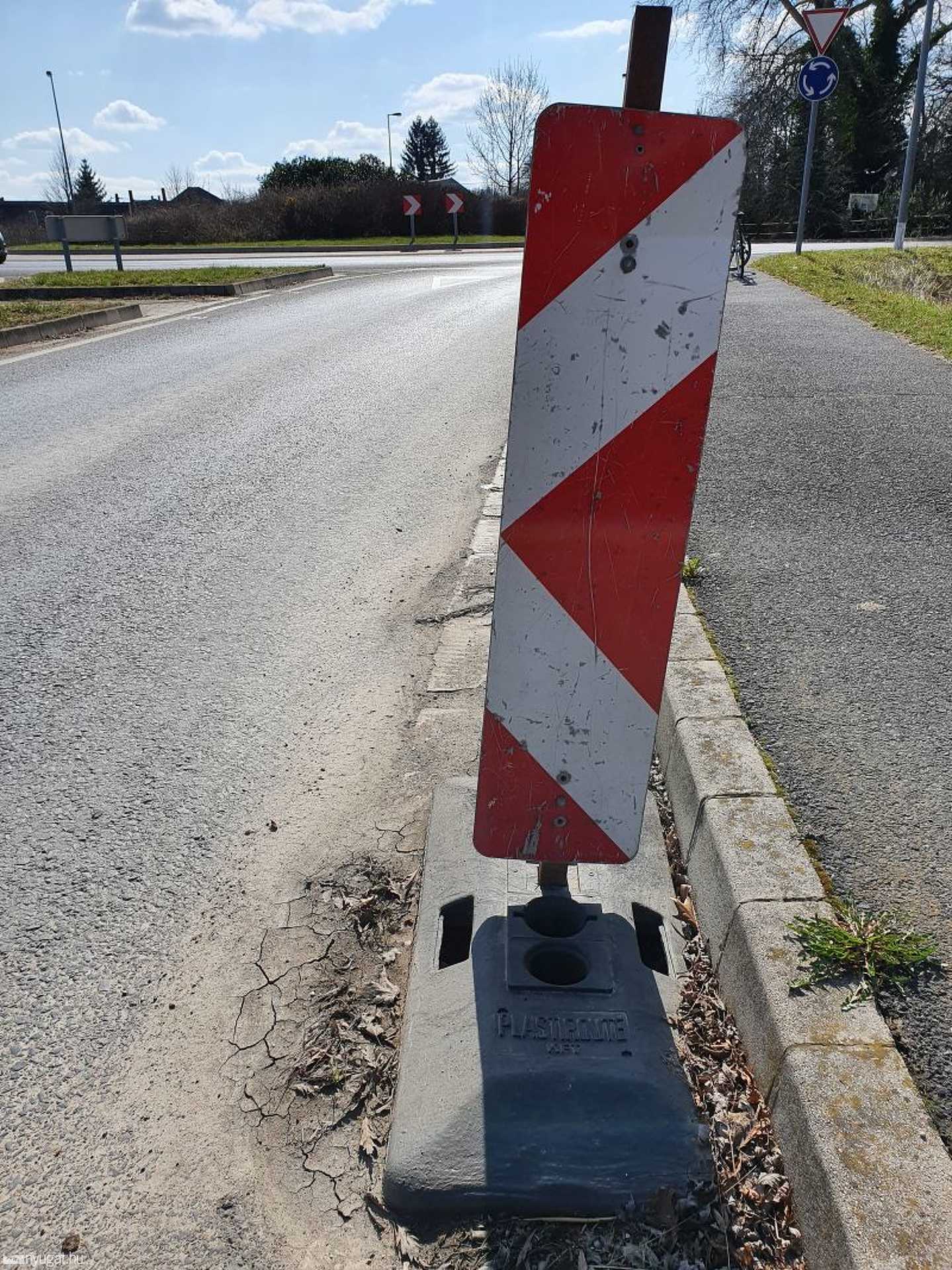 Szülésnapos tábla Szombathely határában