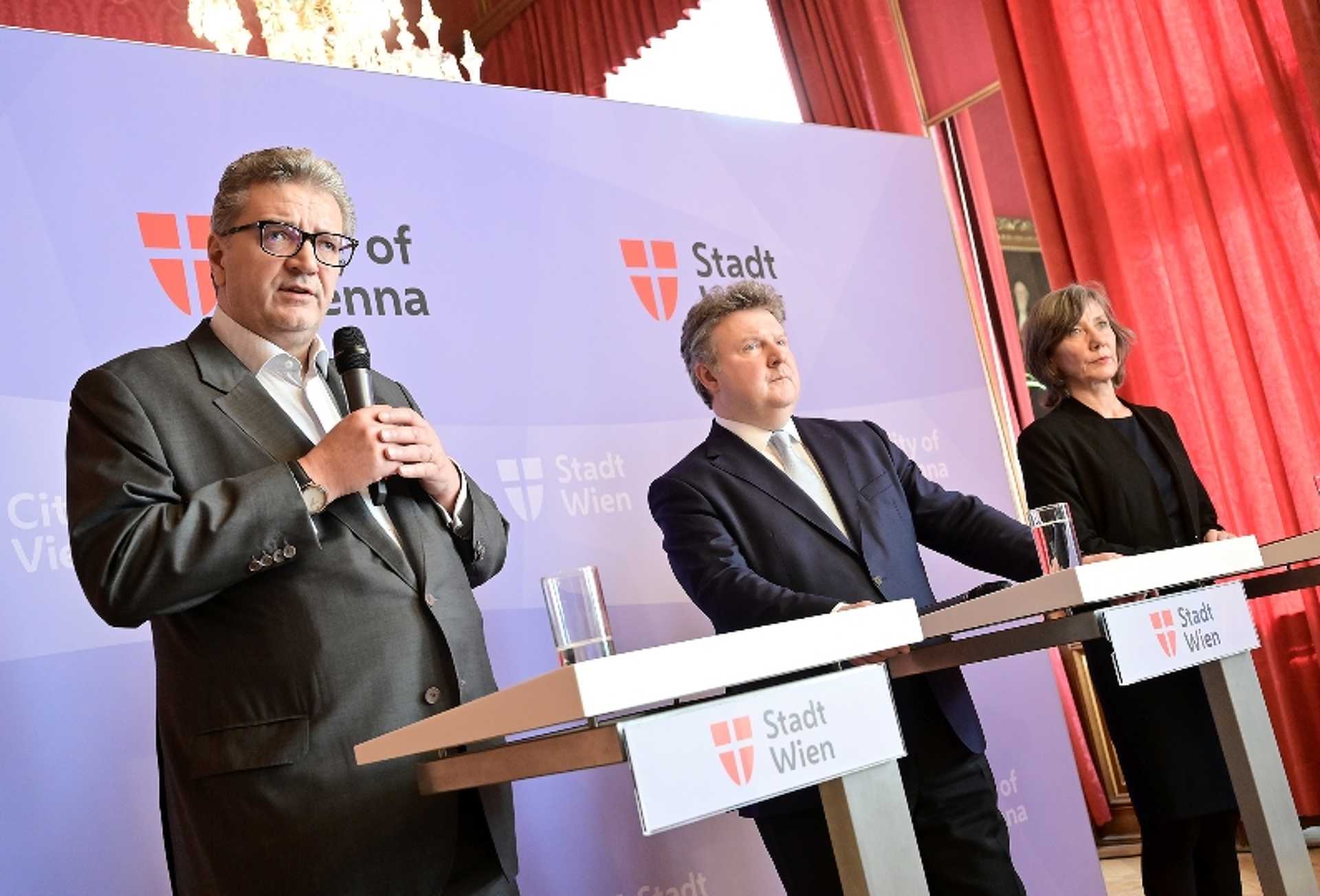 Michael Ludwig, Peter Hacker és Birgit Hebein sajtótájékoztatót tartanak a koronavírussal kapcsolatos intézkedésekről 