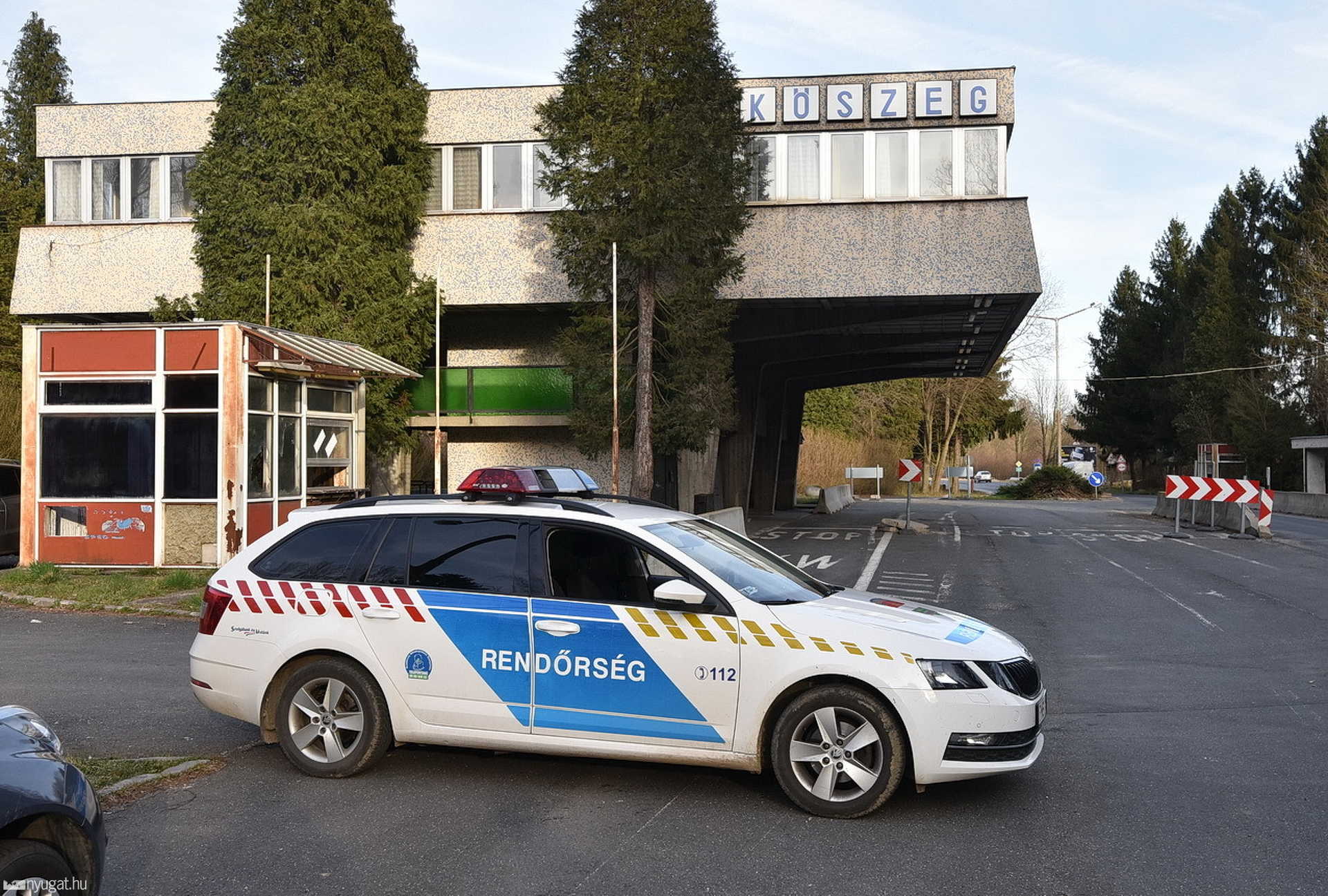 Rendőrök tájékoztatták délután a Kőszegen hazánkba belépő járművek vezetőit a várható korlátozásokról