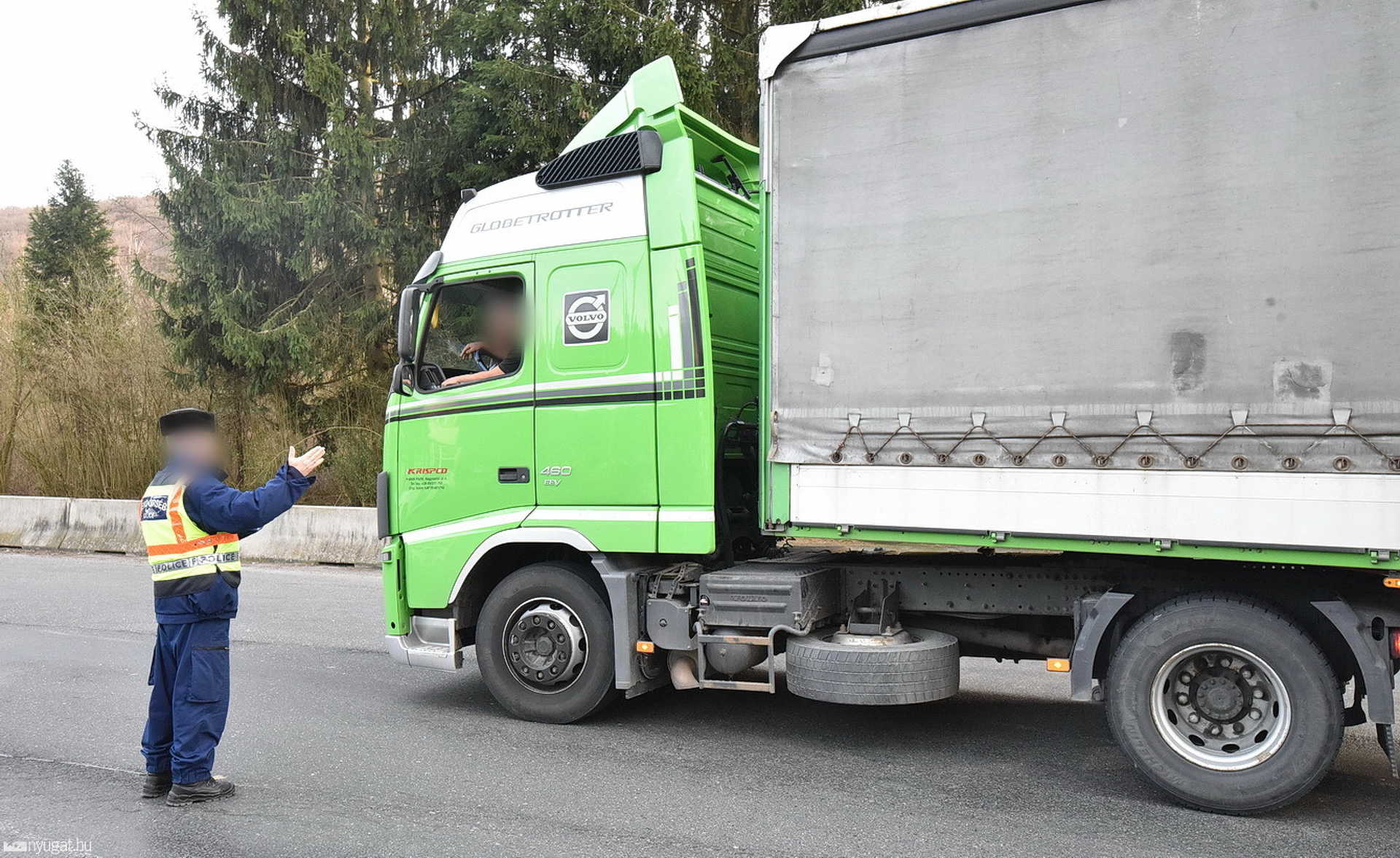 Rendőrök tájékoztatták délután a Kőszegen hazánkba belépő járművek vezetőit a várható korlátozásokról