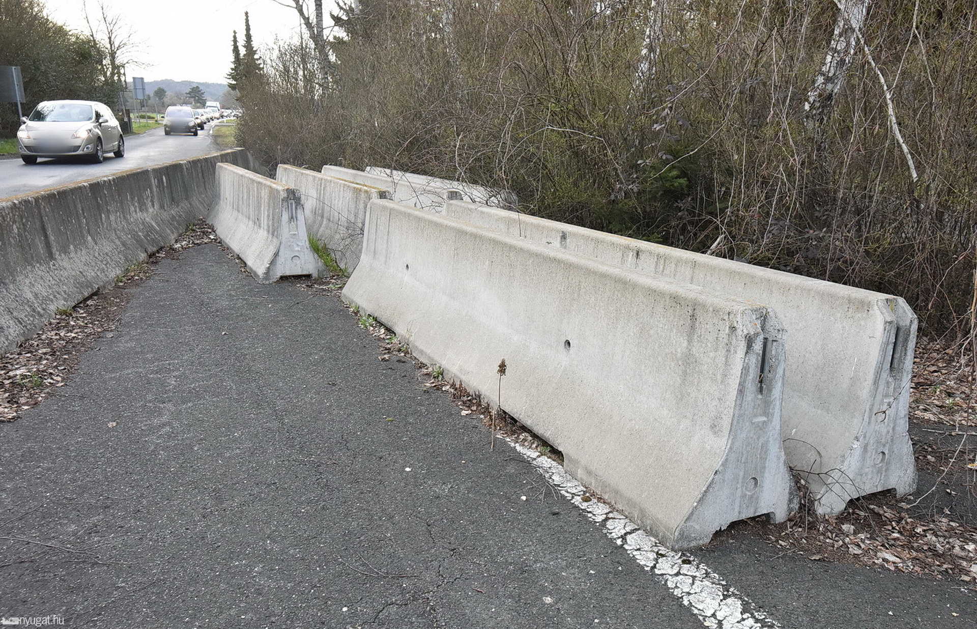 Beton- és acélelemekkel zárják le a kisebb határátkelőhelyeket