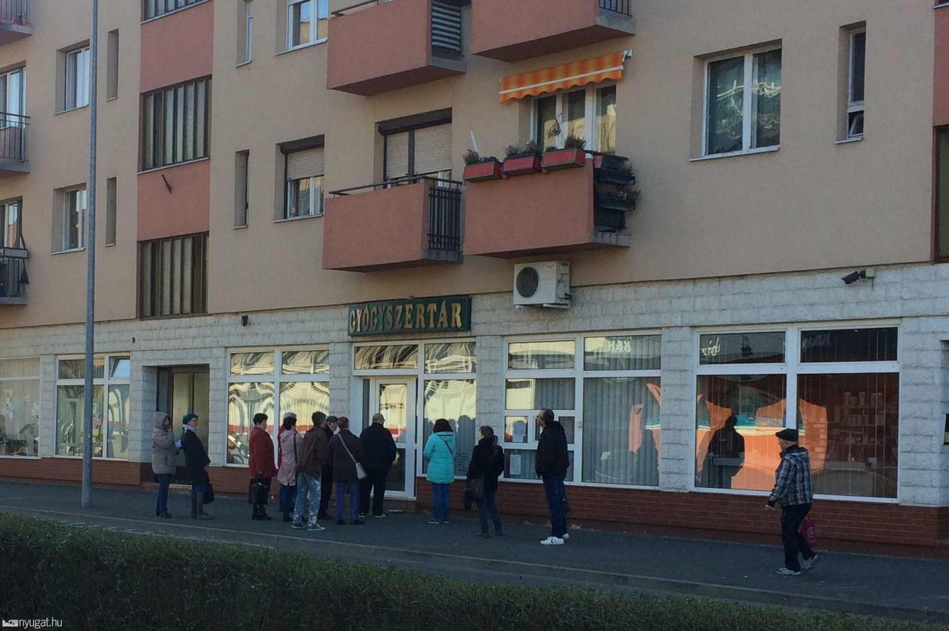 Hosszú sorok a szombathelyi patikák előtt