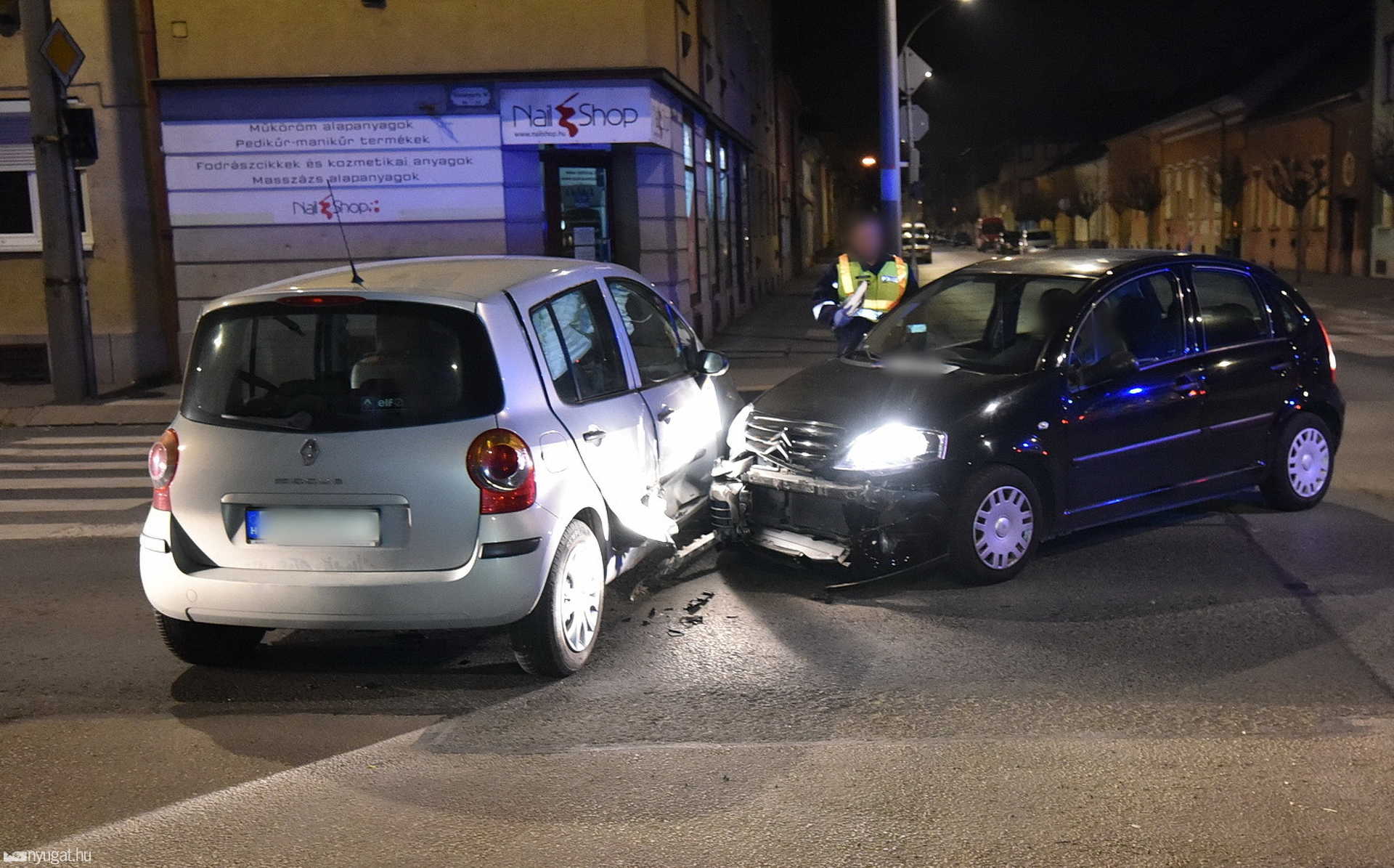 Figyelmen kívül hagyott Stop-tábla - Citroen hajtott Renault oldalába Szombathelyen 