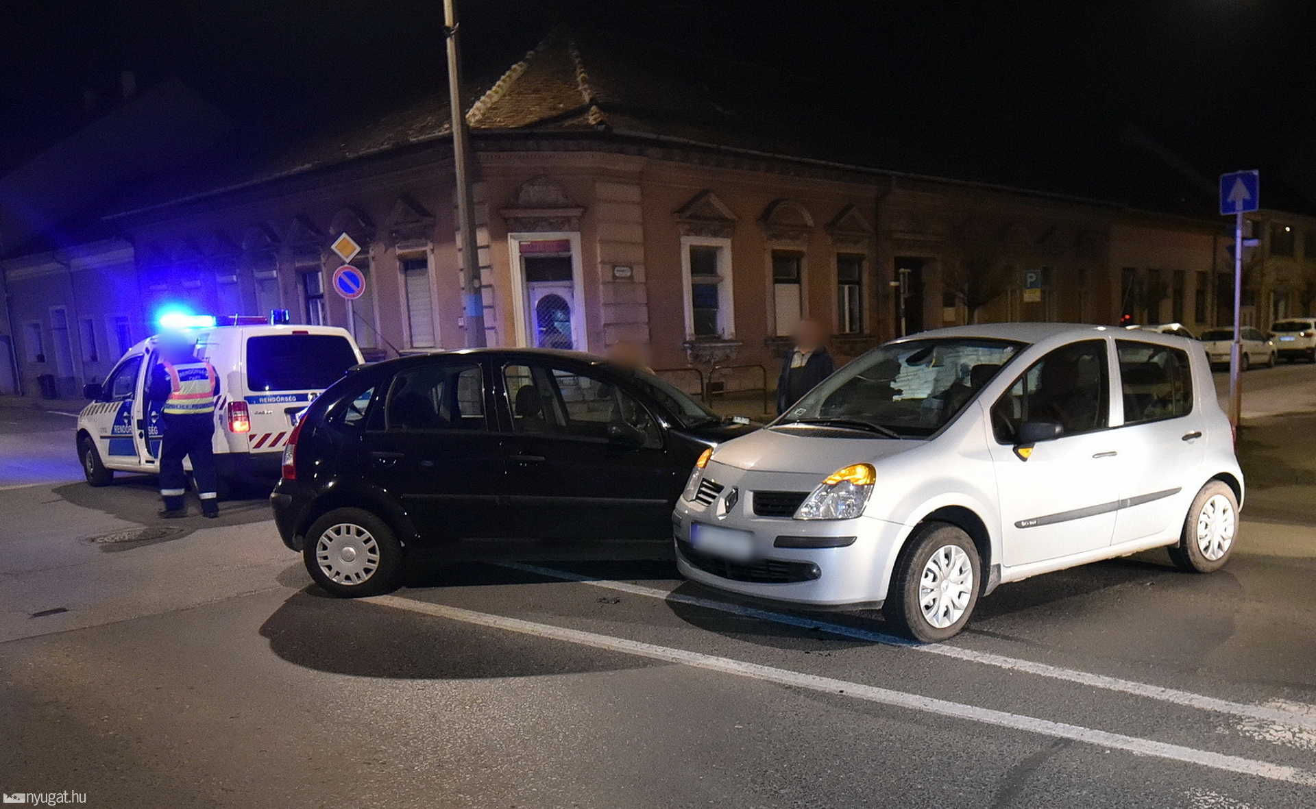 Figyelmen kívül hagyott Stop-tábla - Citroen hajtott Renault oldalába Szombathelyen 
