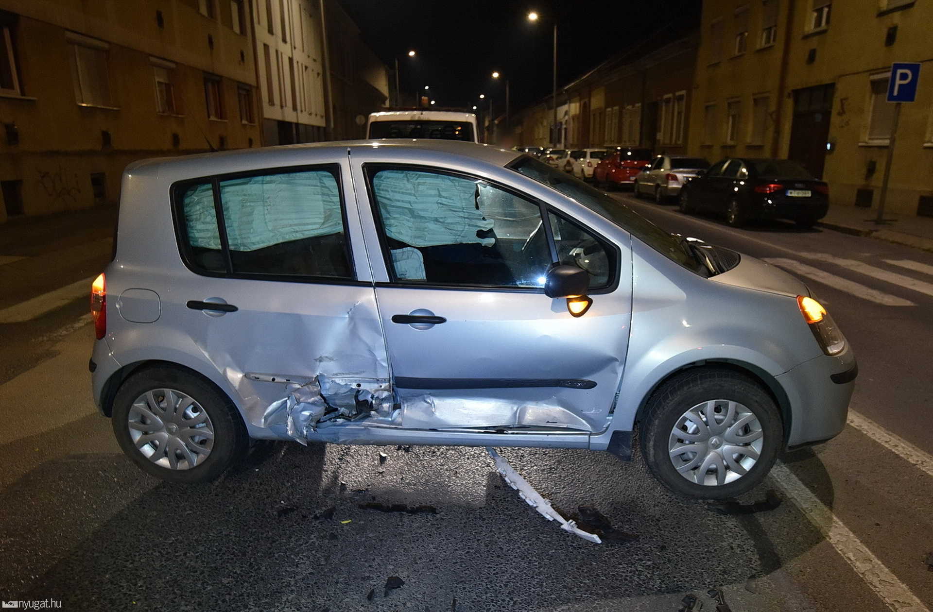 Figyelmen kívül hagyott Stop-tábla - Citroen hajtott Renault oldalába Szombathelyen 