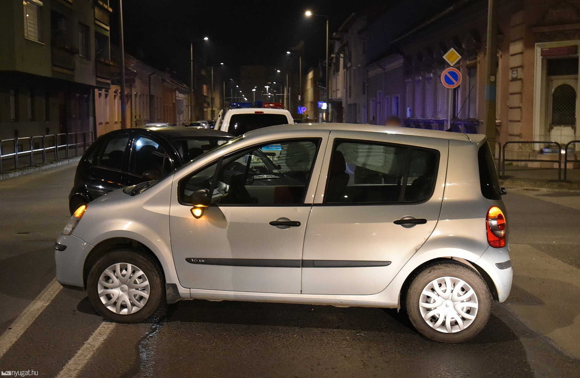 Figyelmen kívül hagyott Stop-tábla - Citroen hajtott Renault oldalába Szombathelyen 