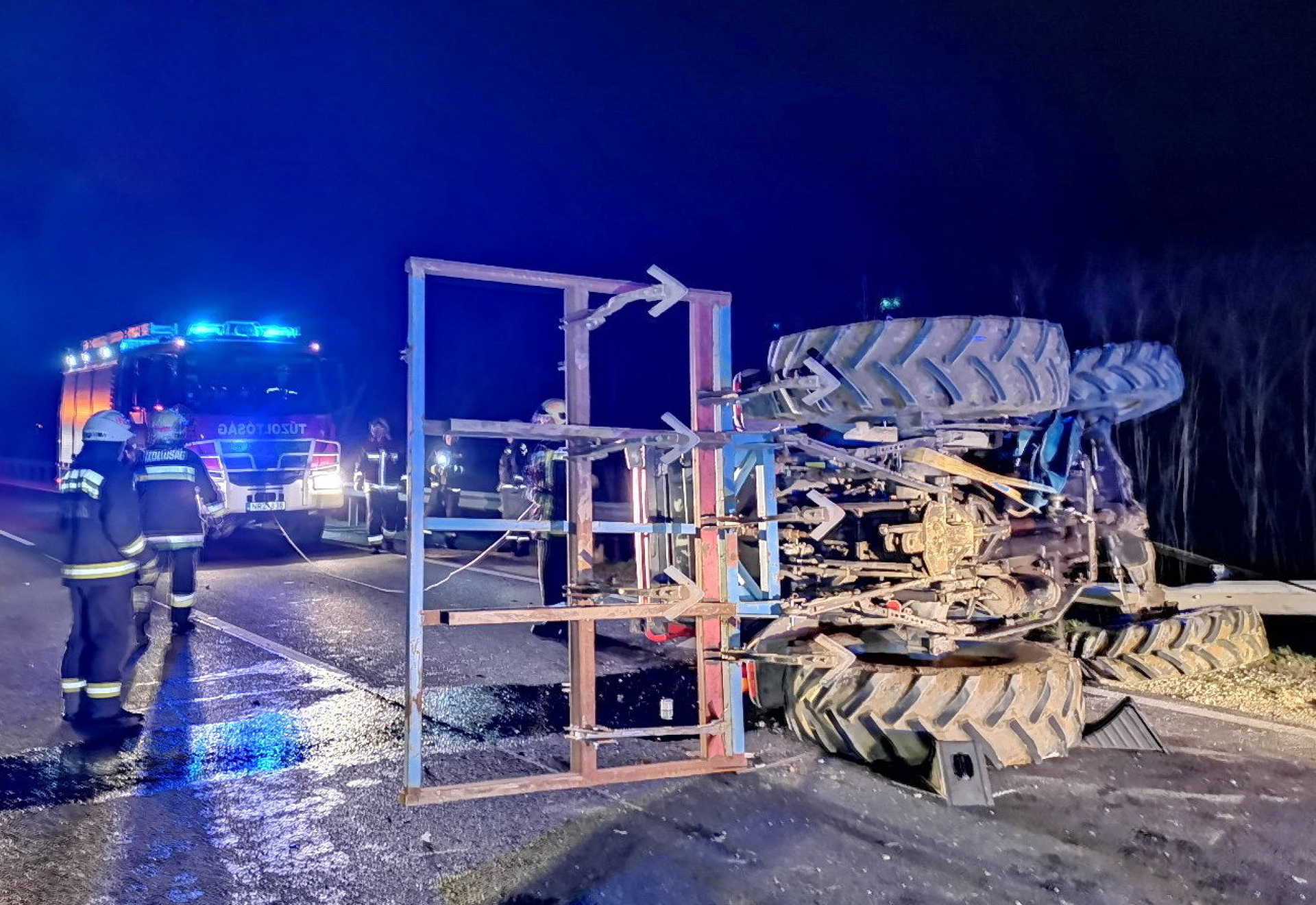 Traktort borított egy Fiat a 86-os főúton Körmend közelében