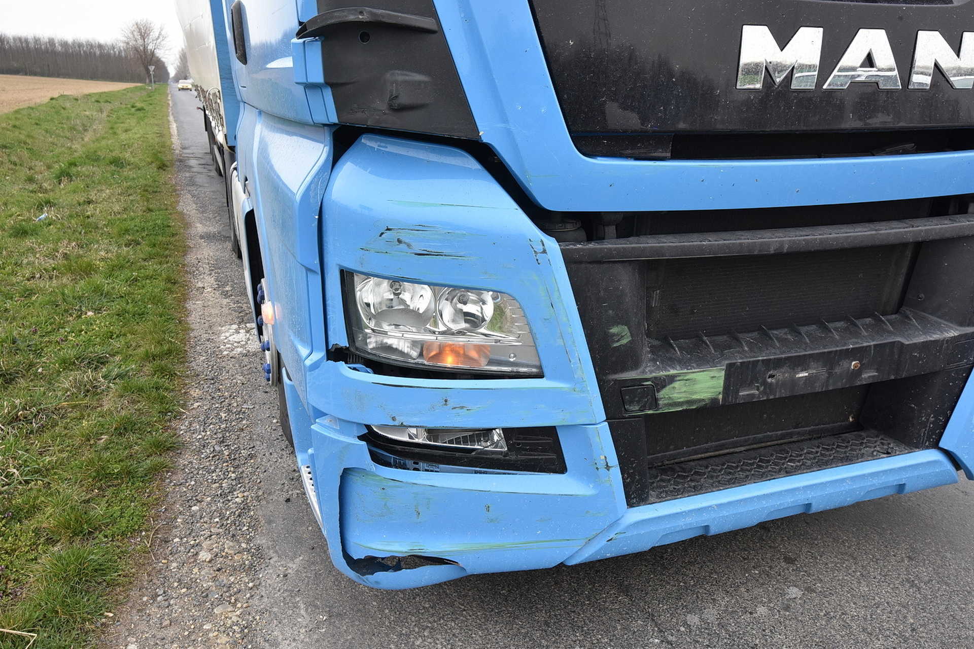 Postásautóba hajtott egy kamion Sorkifalud közelében