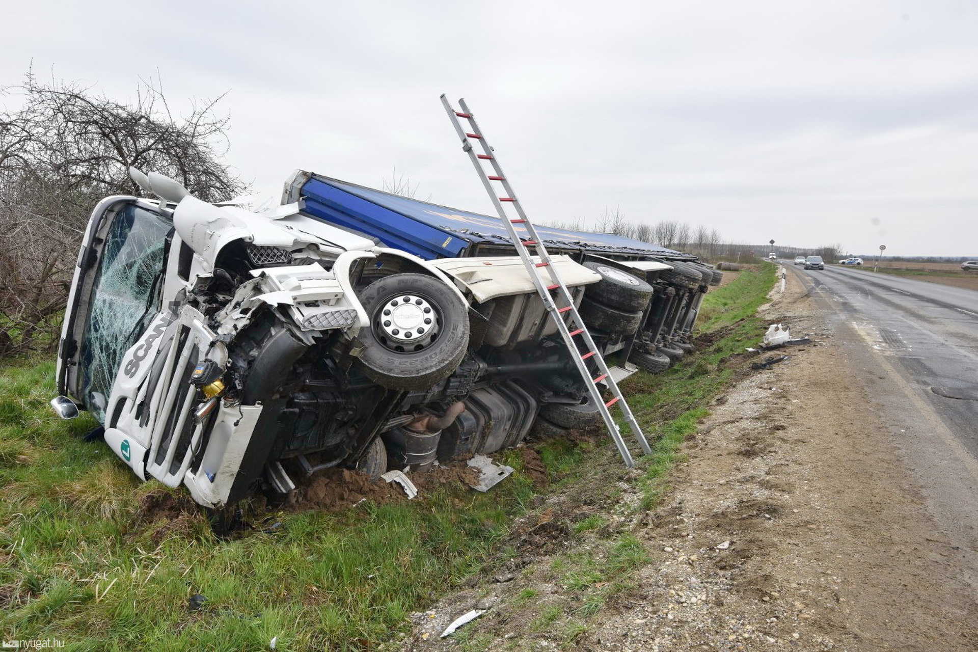 Scania kamion hajtott teherautónak a 8-as főúton