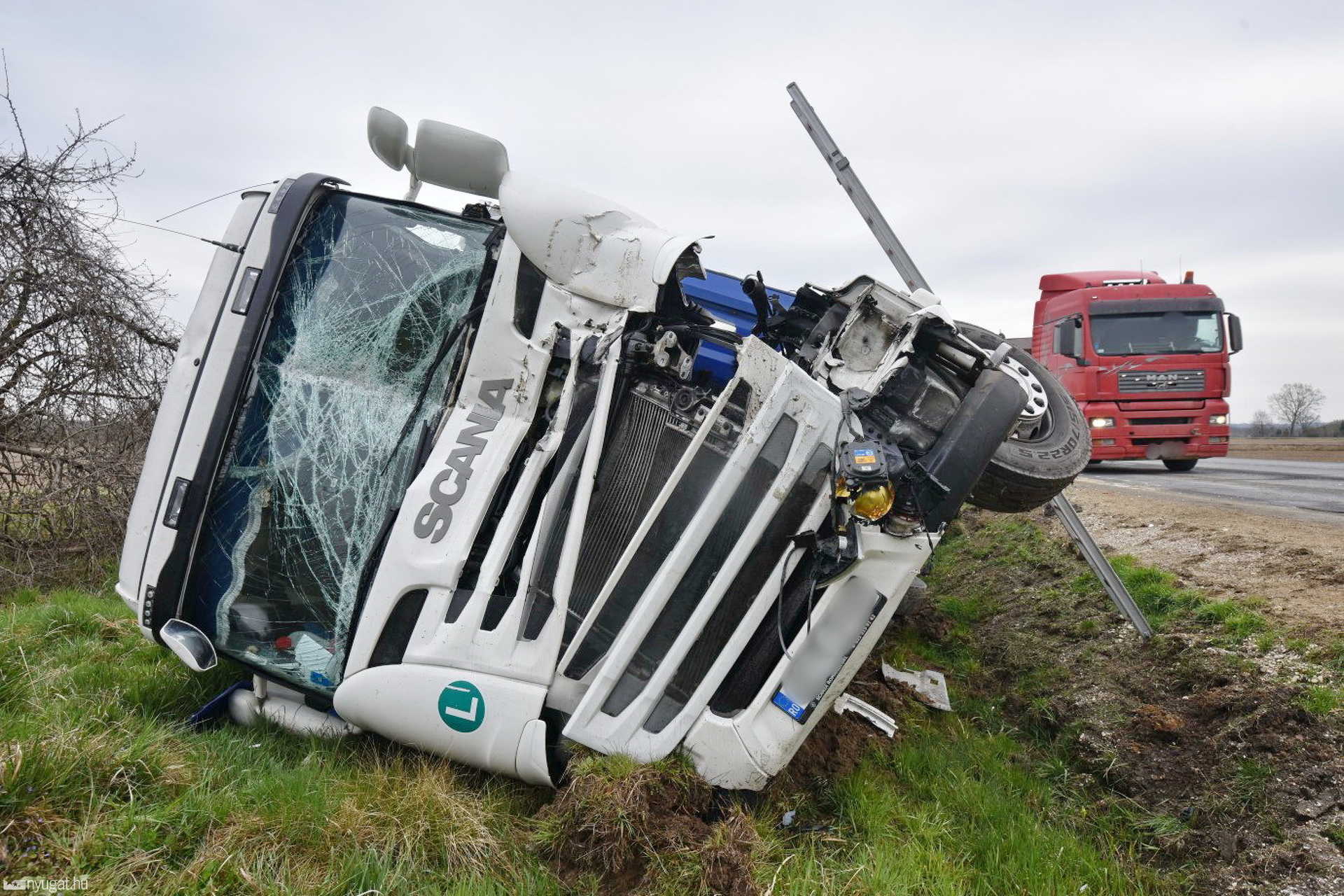 Scania kamion hajtott teherautónak a 8-as főúton