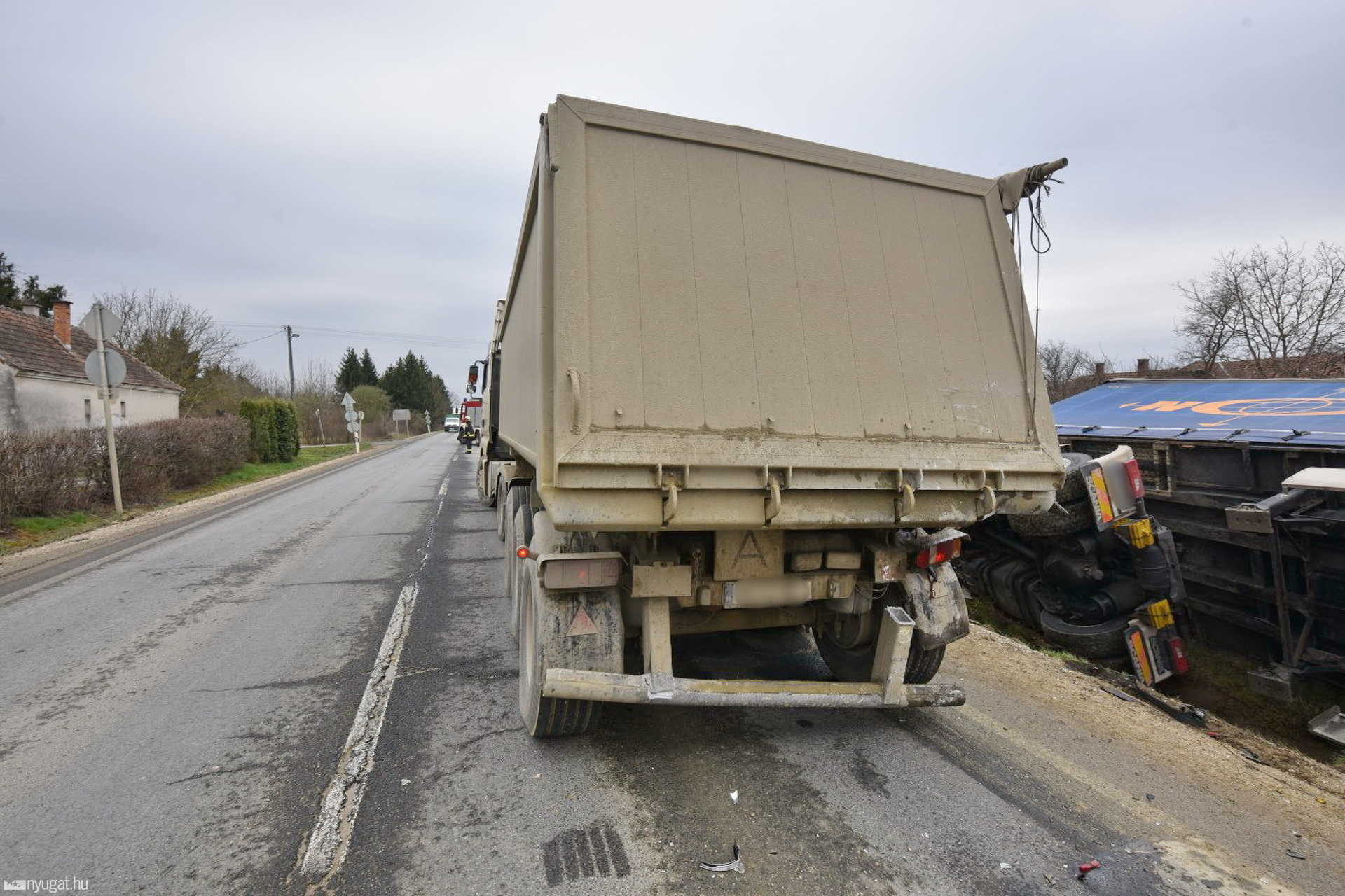 Scania kamion hajtott teherautónak a 8-as főúton