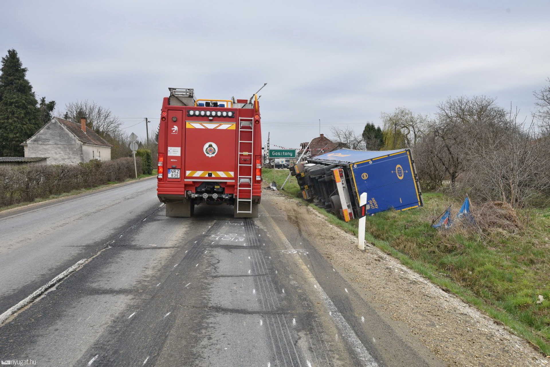 Scania kamion hajtott teherautónak a 8-as főúton