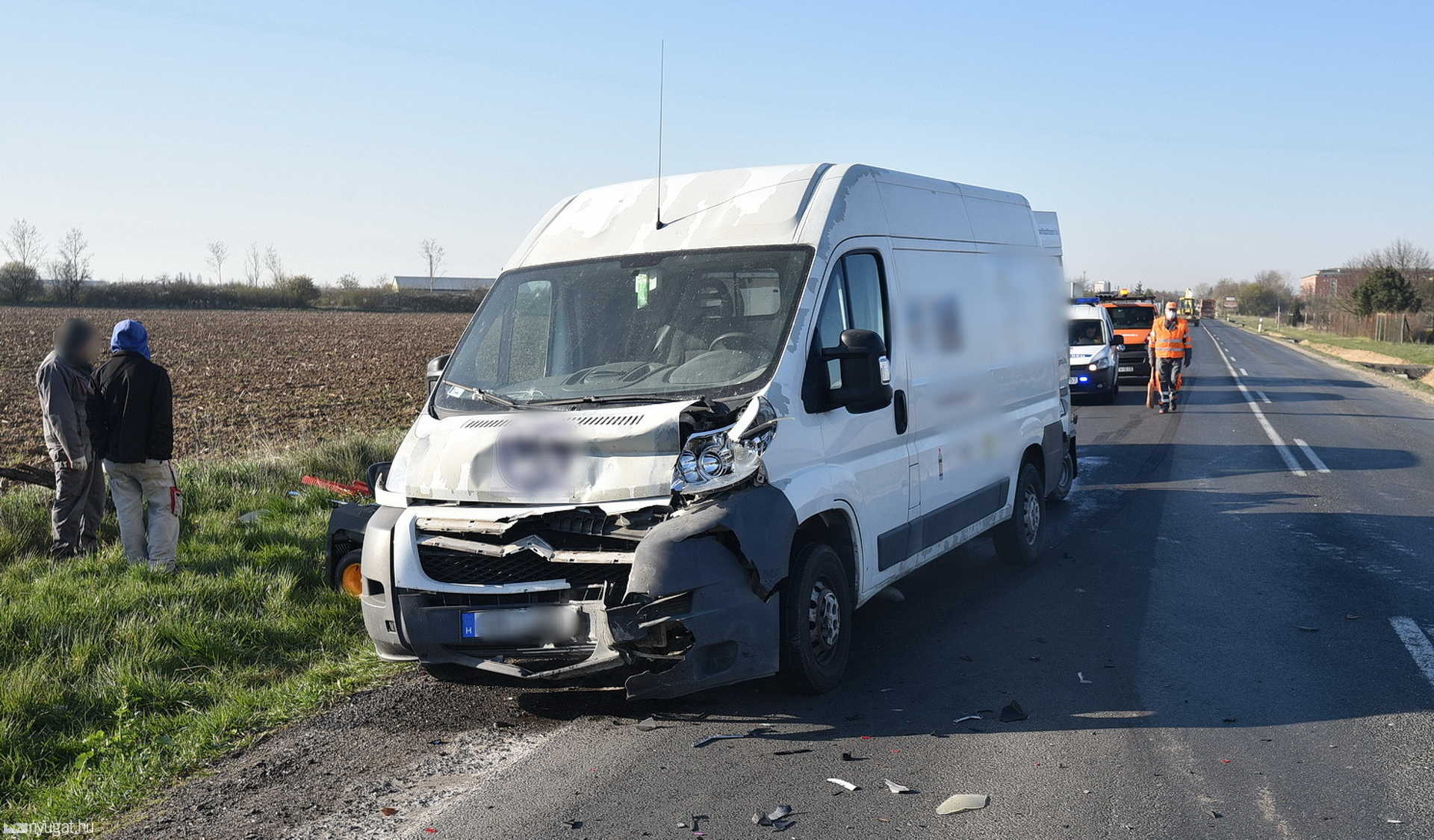 Kereszteződésben lökte előre az előtte álló autót egy áruszállító Szombathelyen