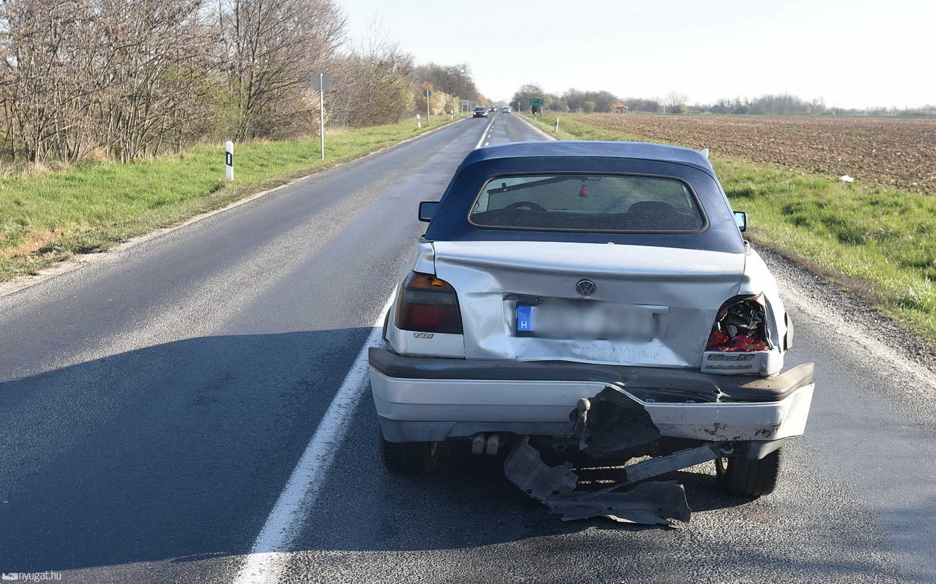 Kereszteződésben lökte előre az előtte álló autót egy áruszállító Szombathelyen