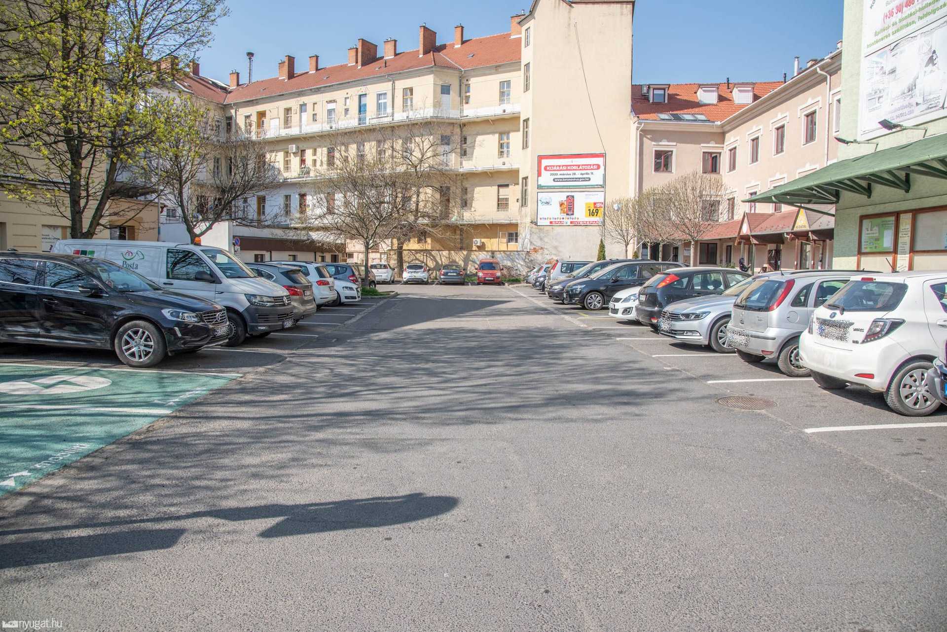 Hétfőn délelőtt megteltek Szombathelyen a belvárosi parkolók