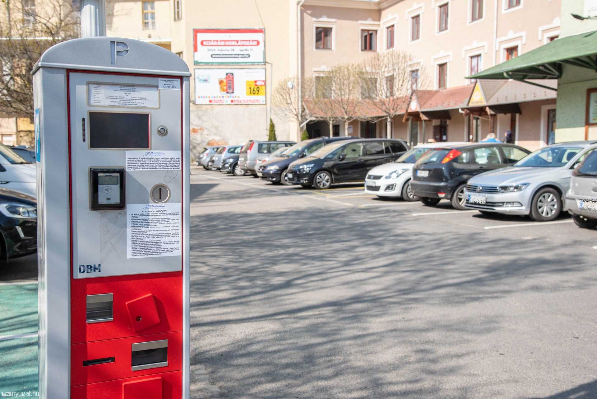 Hétfőn délelőtt megteltek Szombathelyen a belvárosi parkolók