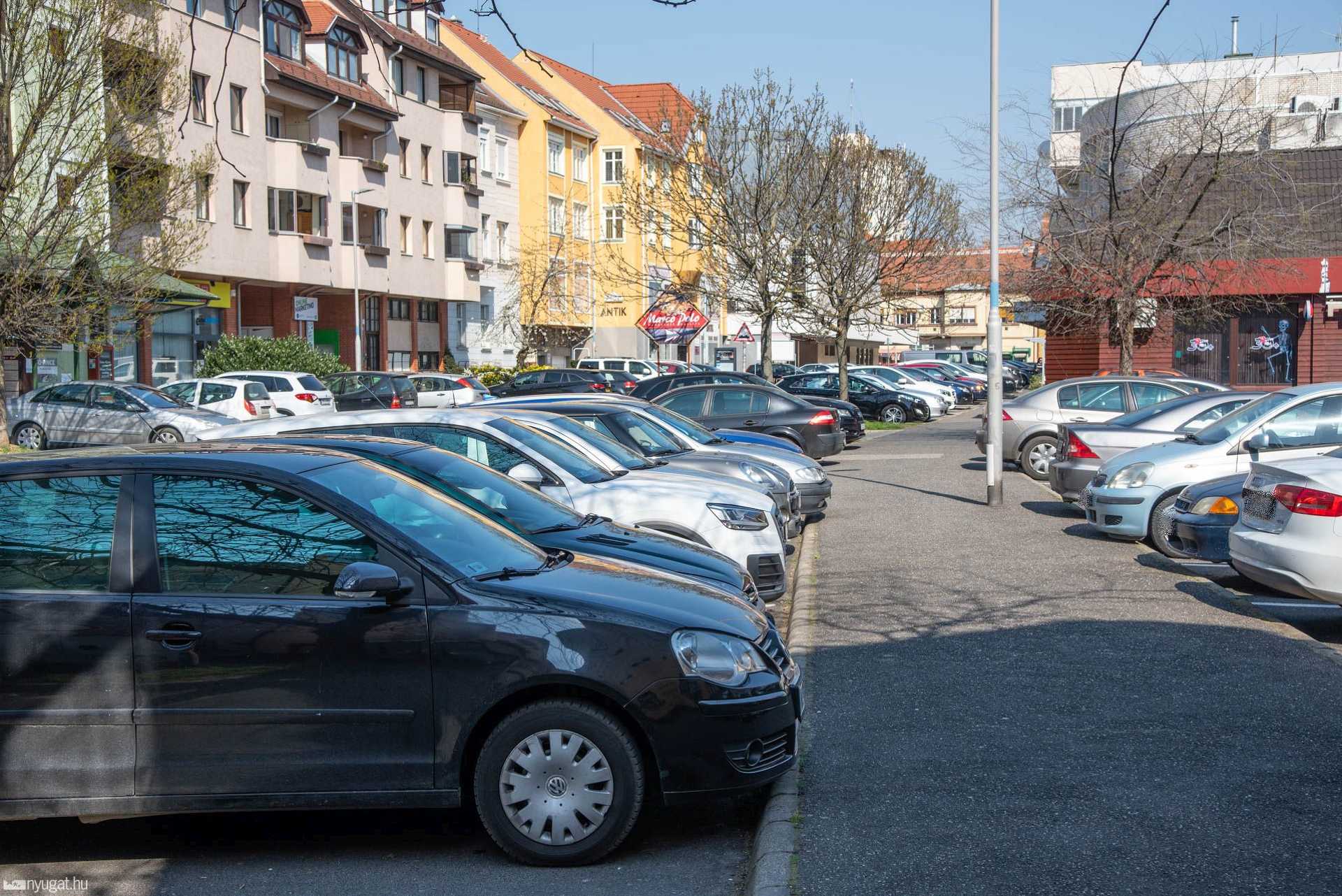 Hétfőn délelőtt megteltek Szombathelyen a belvárosi parkolók