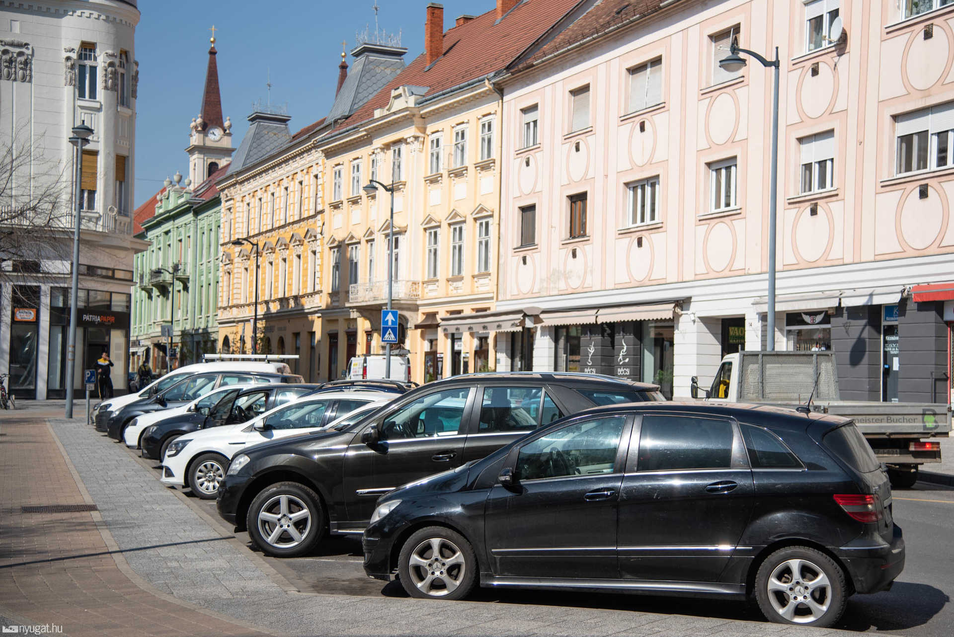 Hétfőn délelőtt megteltek Szombathelyen a belvárosi parkolók