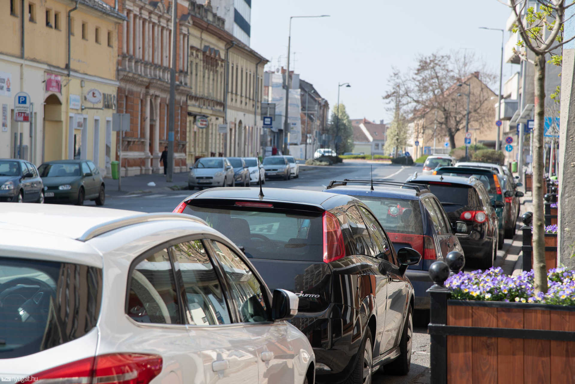 Hétfőn délelőtt megteltek Szombathelyen a belvárosi parkolók