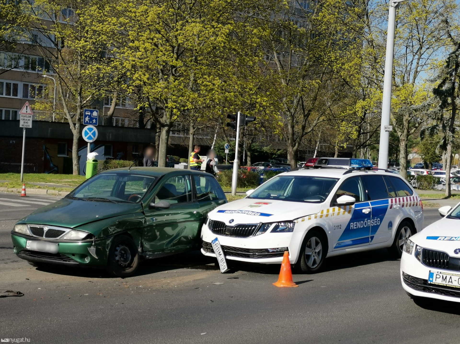 Rendőrautó ütközött Lanciával Szombathelyen, ketten megsérültek
