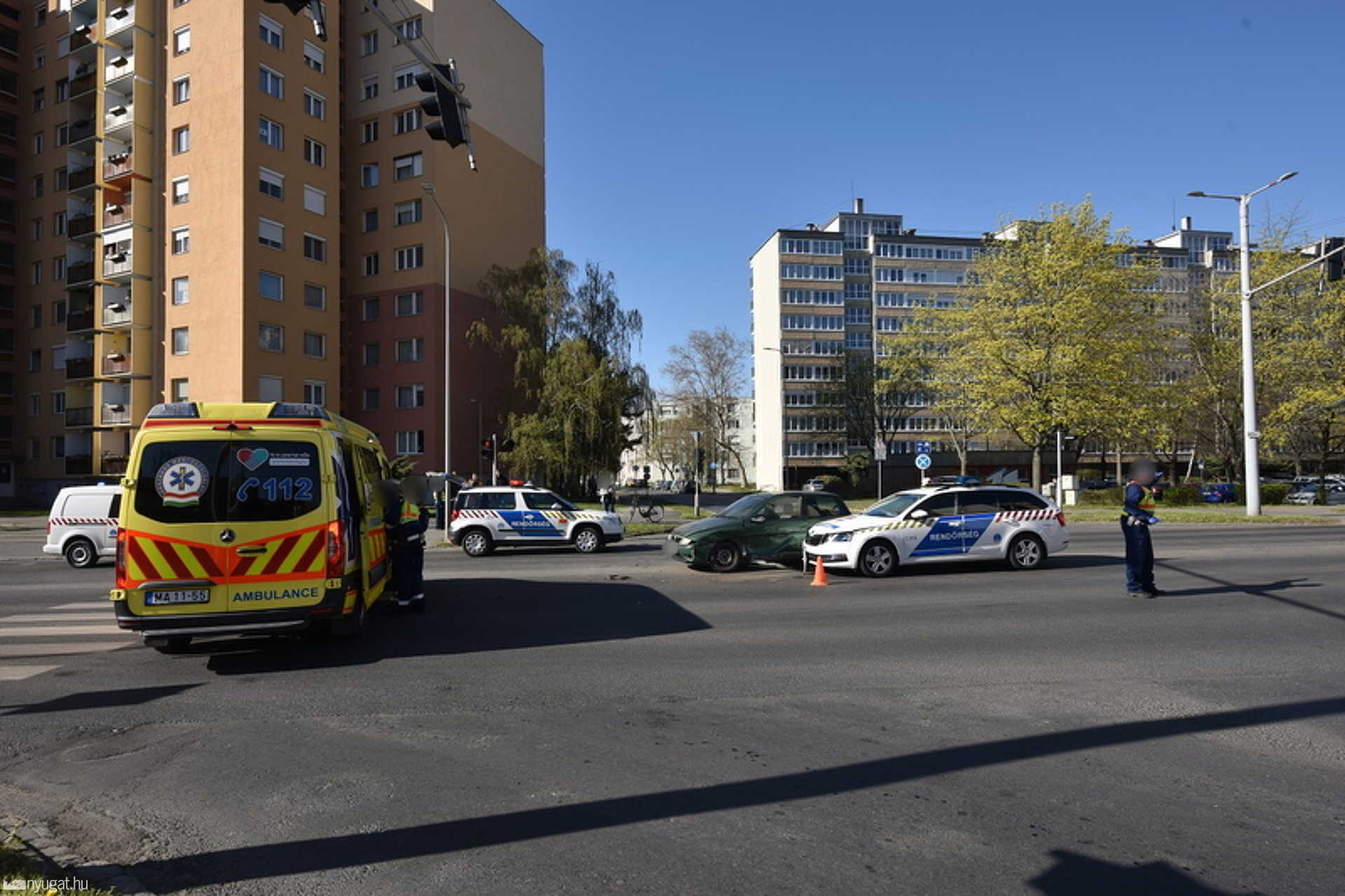 Rendőrautó ütközött Lanciával Szombathelyen, ketten megsérültek
