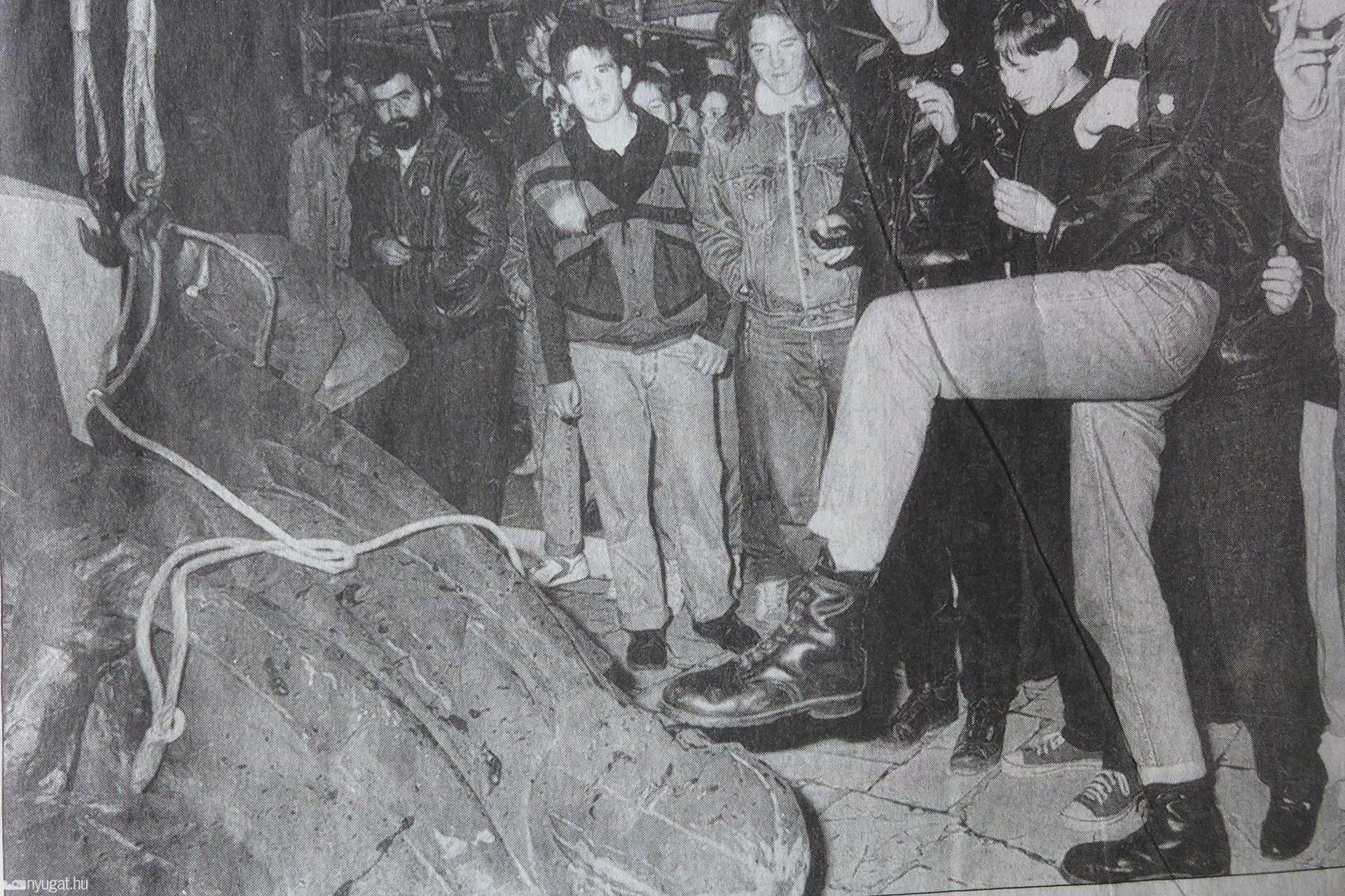 A Lenin szobor elszállítása a szombathelyi Március 15 térről 1989-ben
