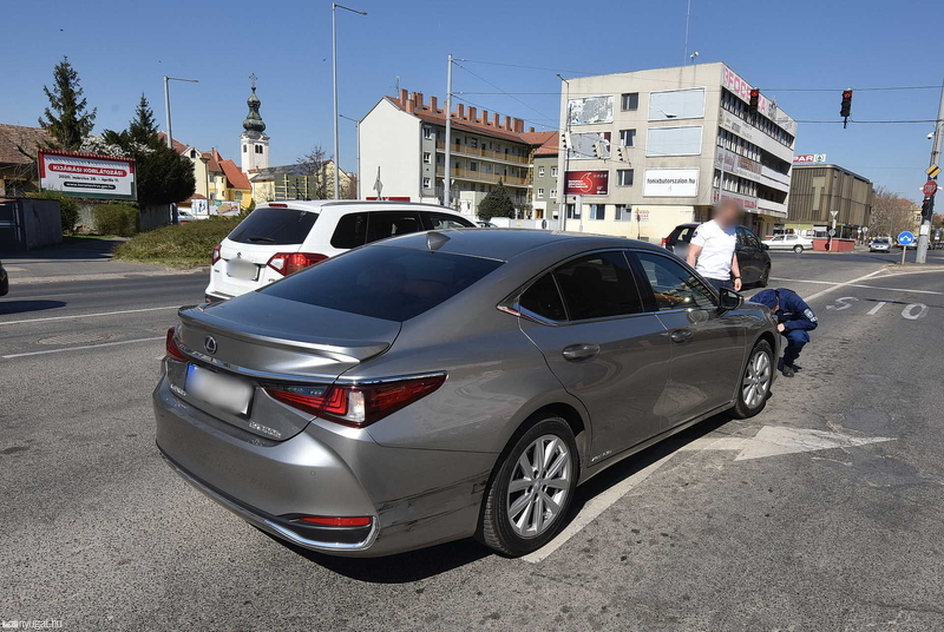 Lexusnak hajtott egy Citroen Szombathelyen, majd egy másik autó nekitolatott