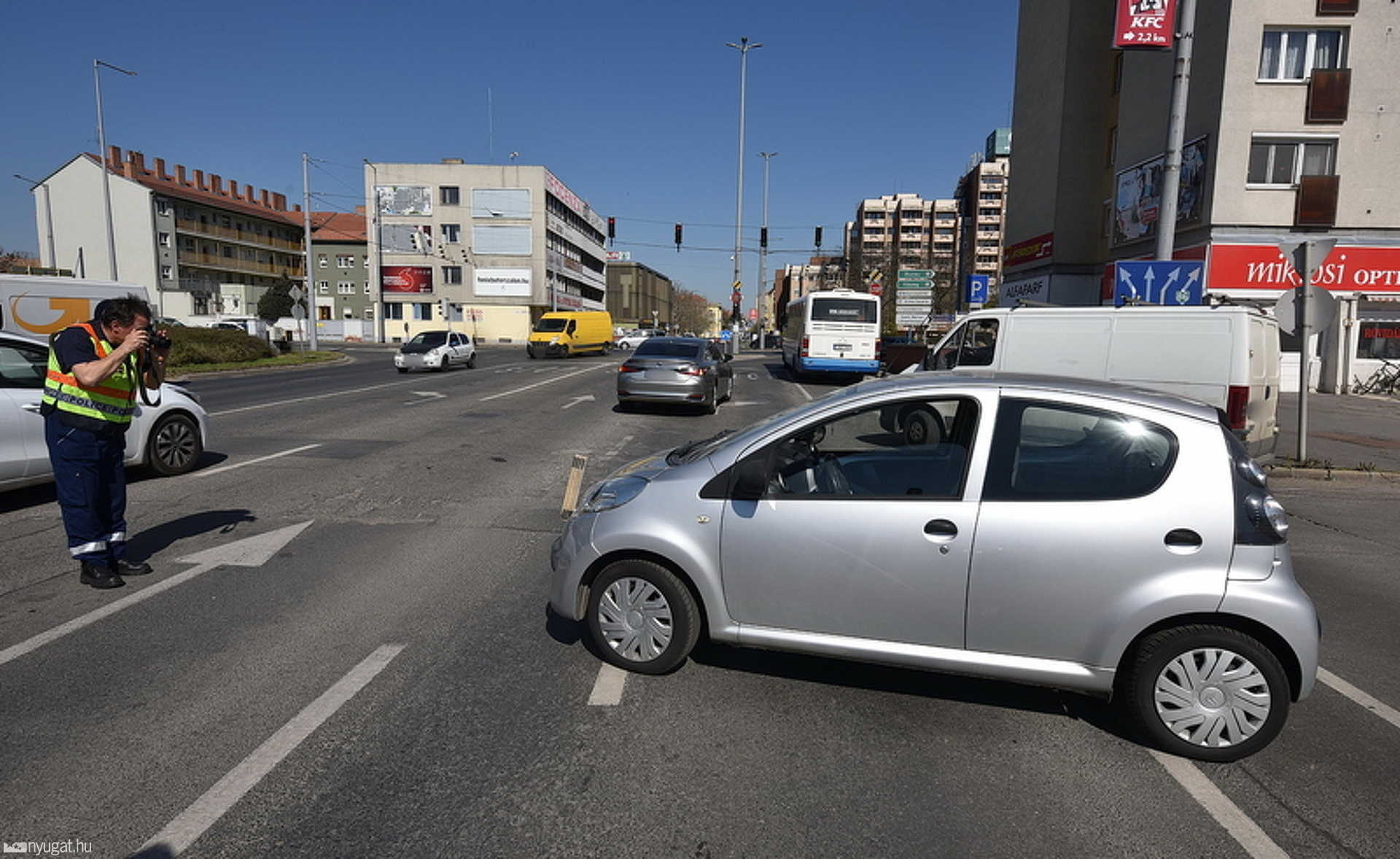 Lexusnak hajtott egy Citroen Szombathelyen, majd egy másik autó nekitolatott